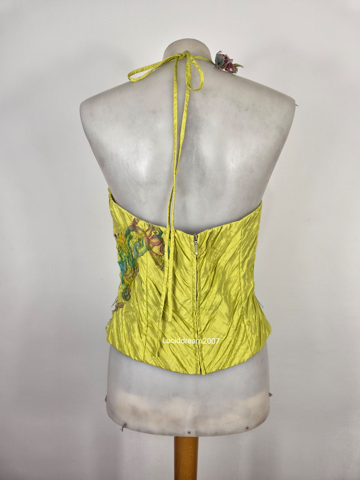 Dos nu vert avec broderies florales