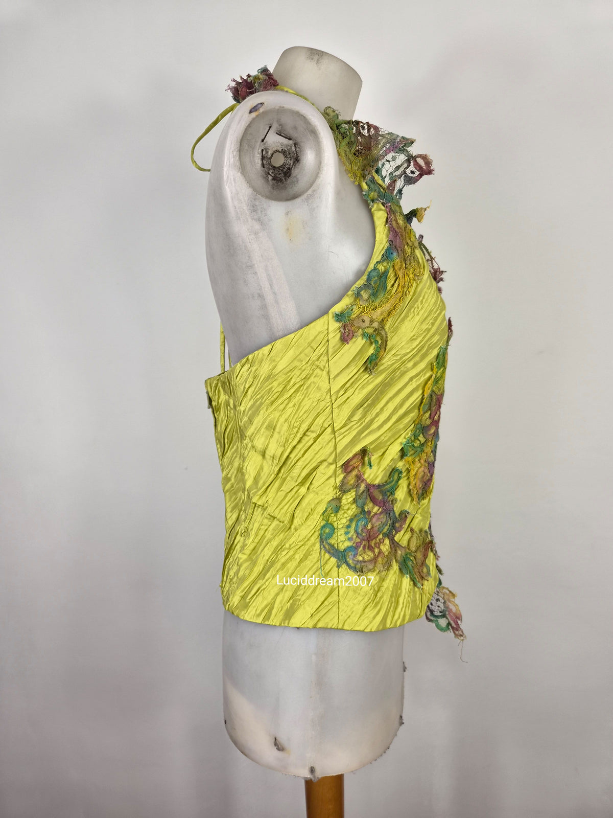 Dos nu vert avec broderies florales