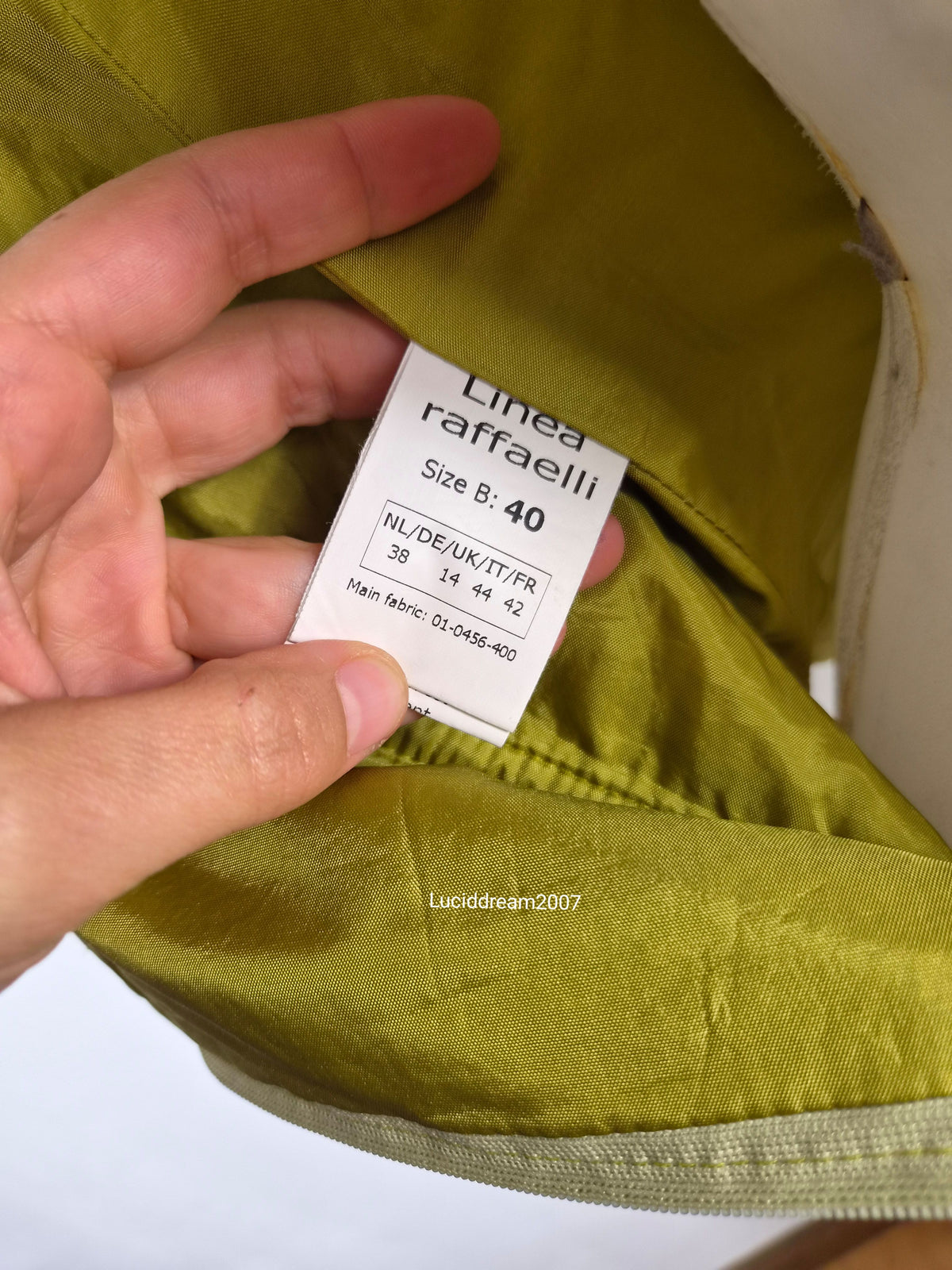 Dos nu vert avec broderies florales