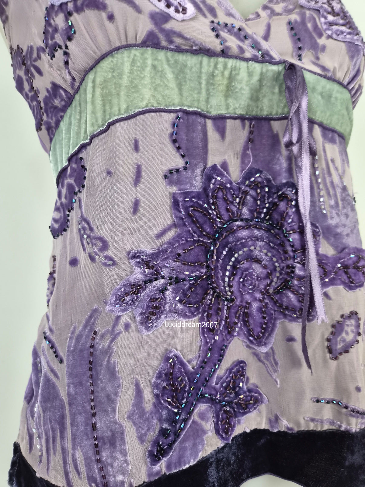 Haut violet soie brodée