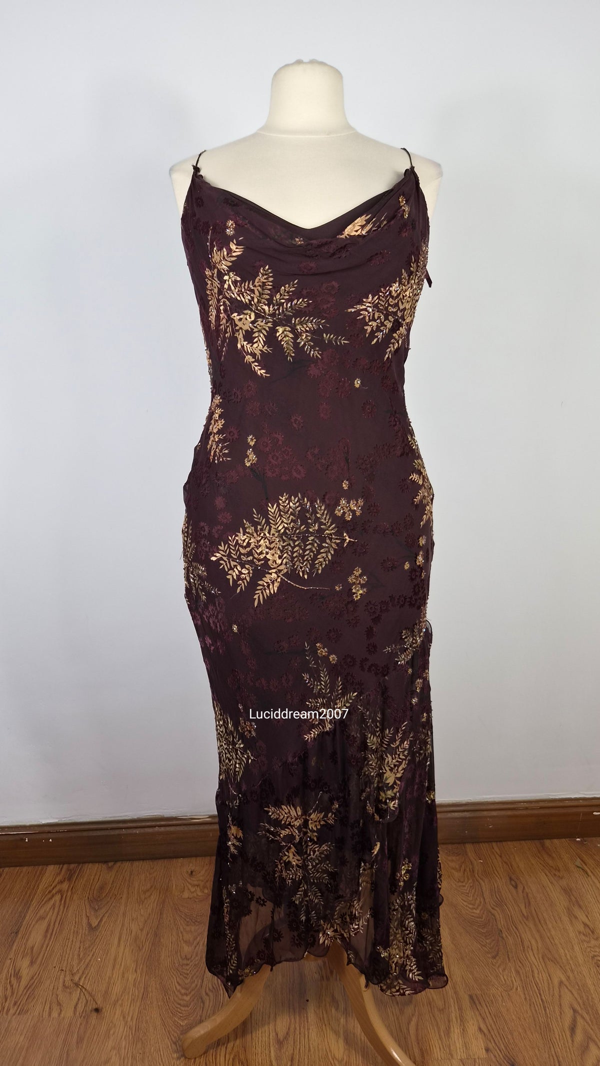 Robe en soie brodée tons marron