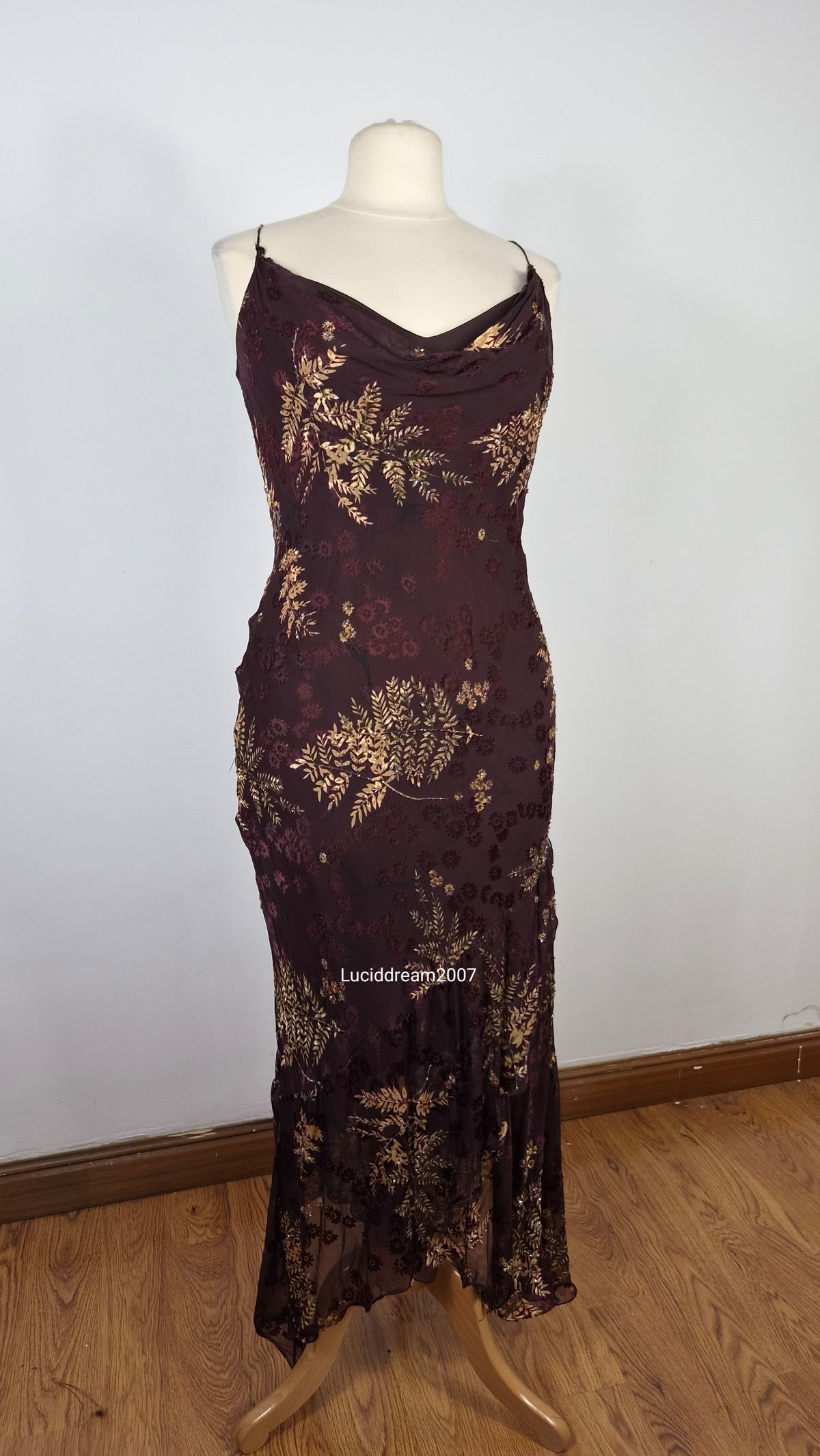 Robe en soie brodée tons marron