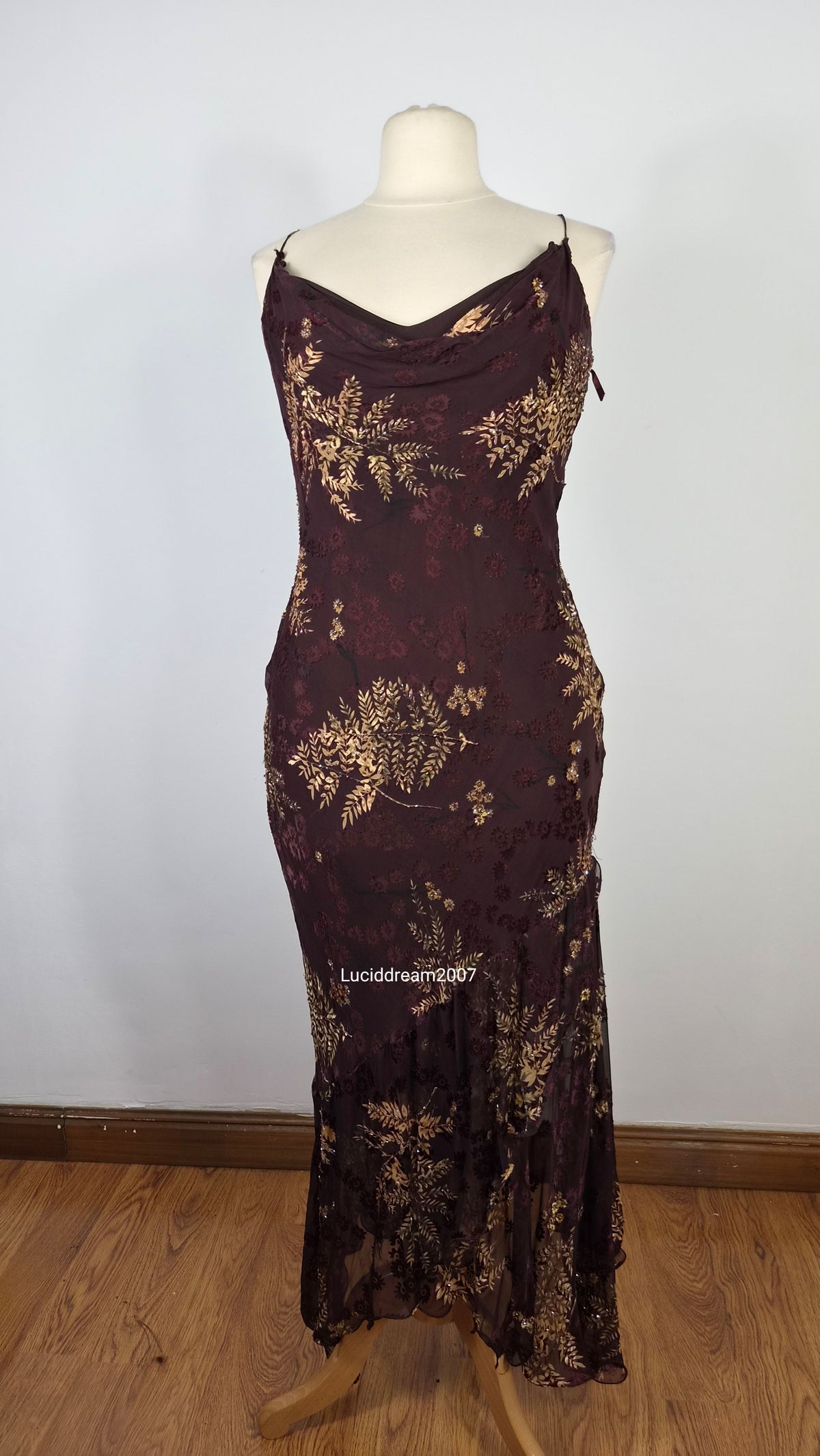 Robe en soie brodée tons marron