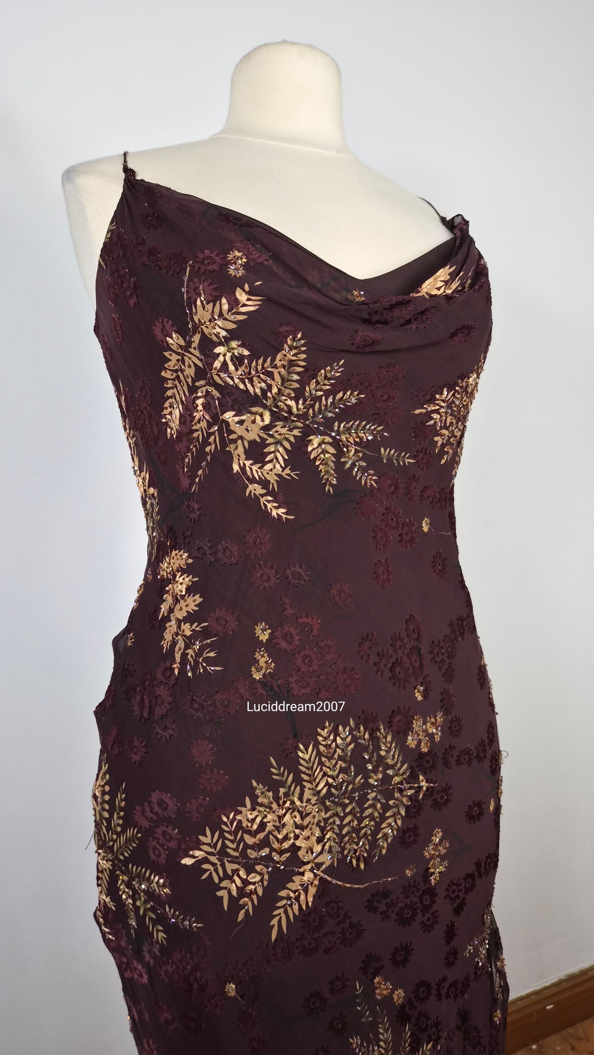 Robe en soie brodée tons marron