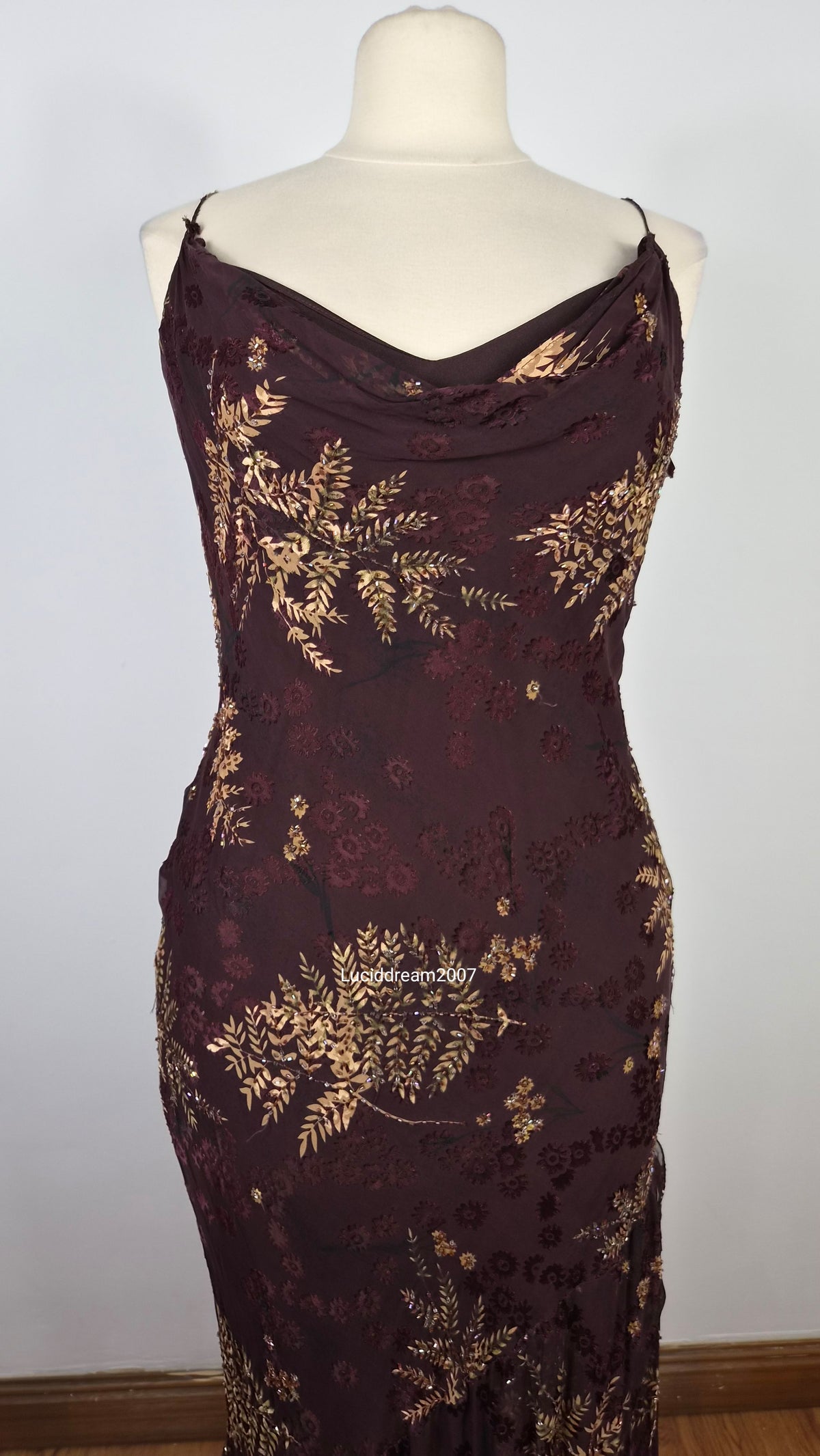 Robe en soie brodée tons marron