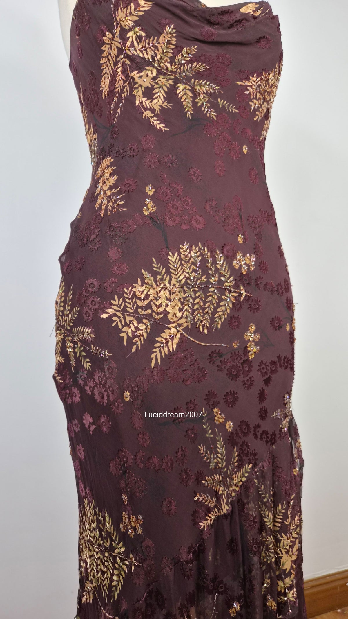 Robe en soie brodée tons marron
