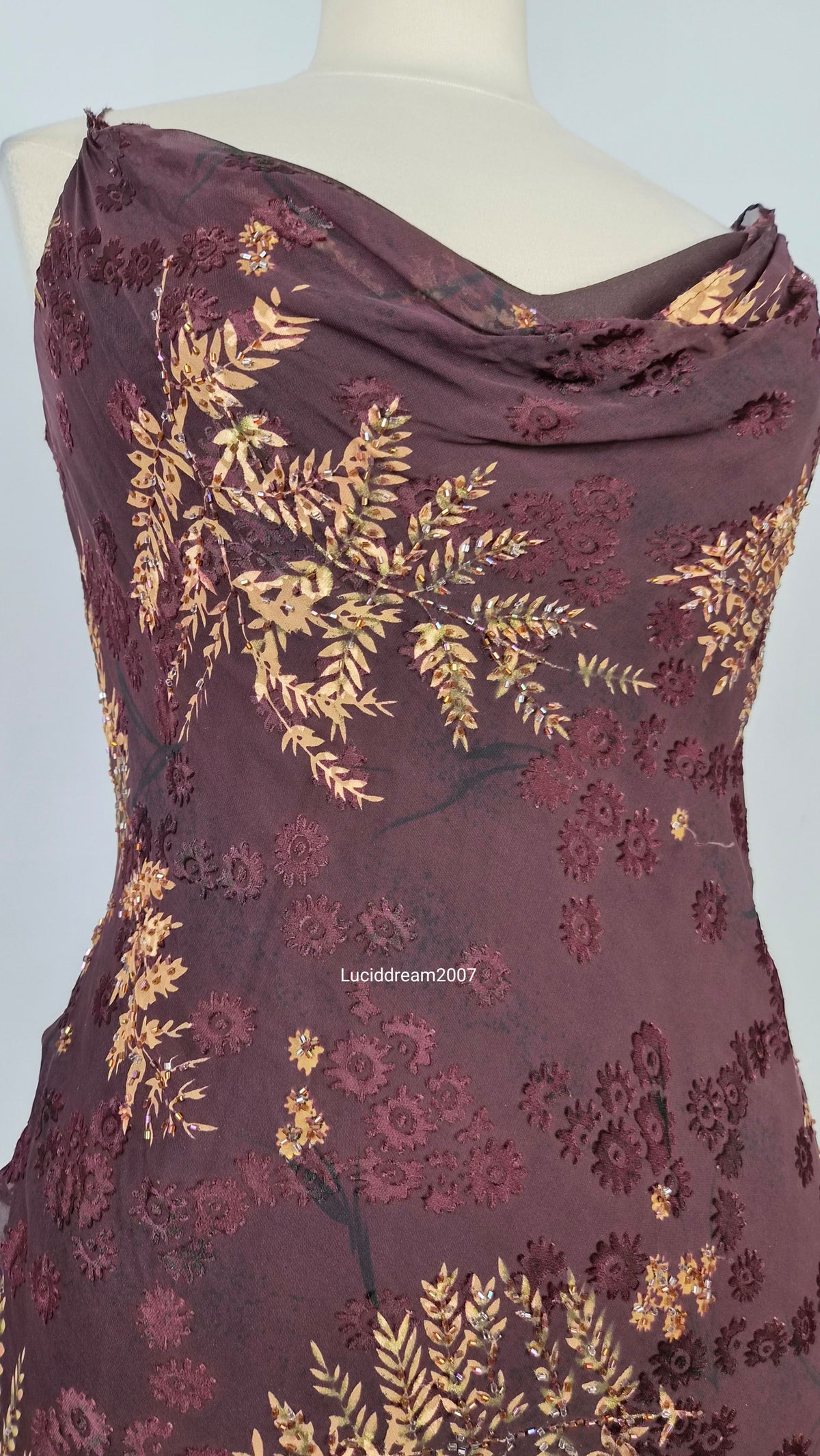 Robe en soie brodée tons marron