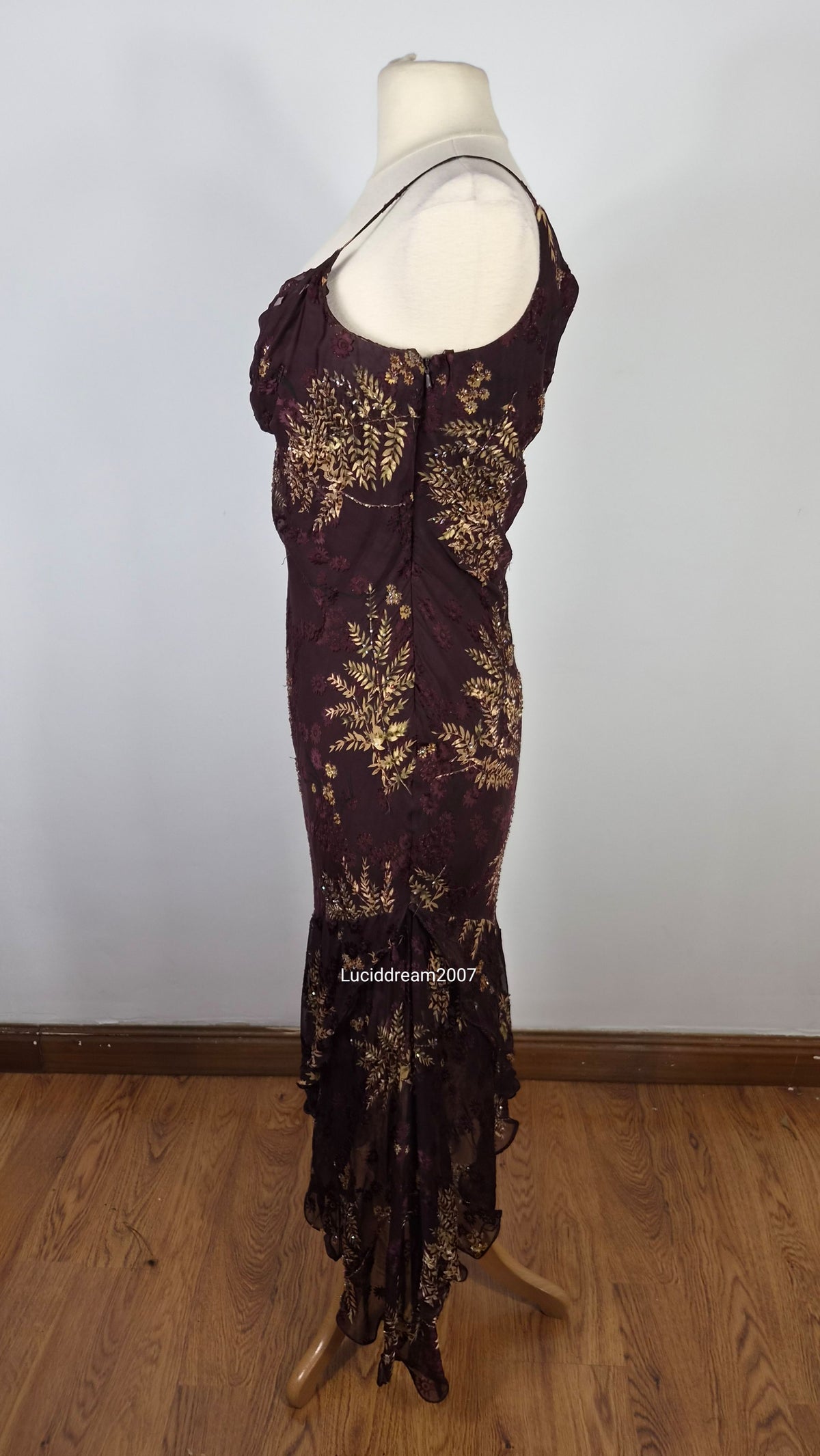 Robe en soie brodée tons marron