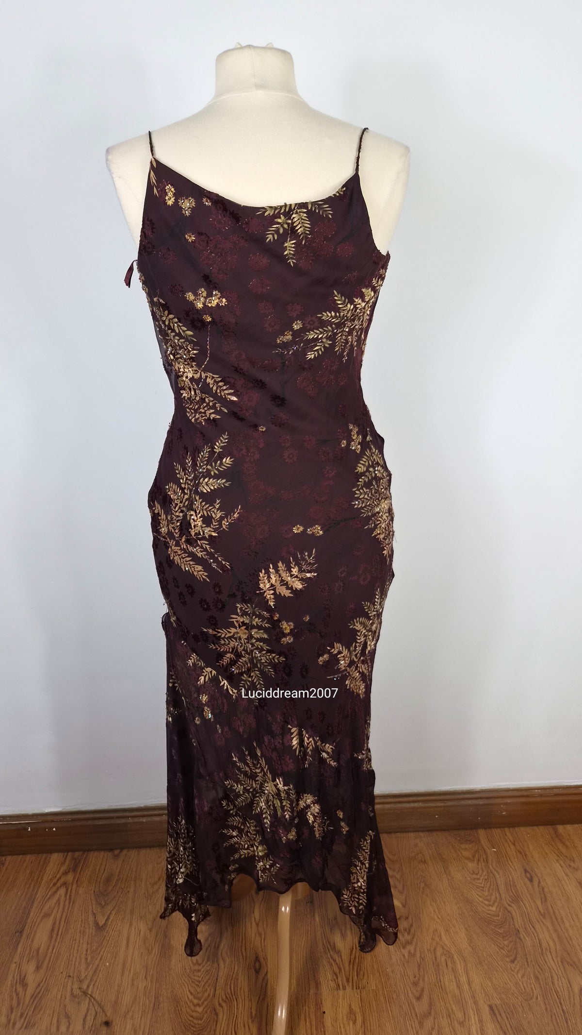 Robe en soie brodée tons marron