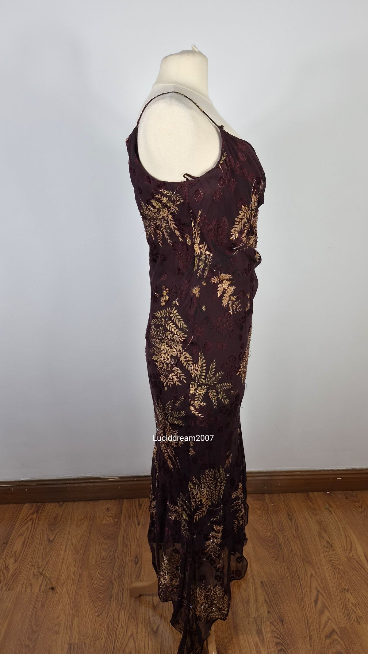 Robe en soie brodée tons marron