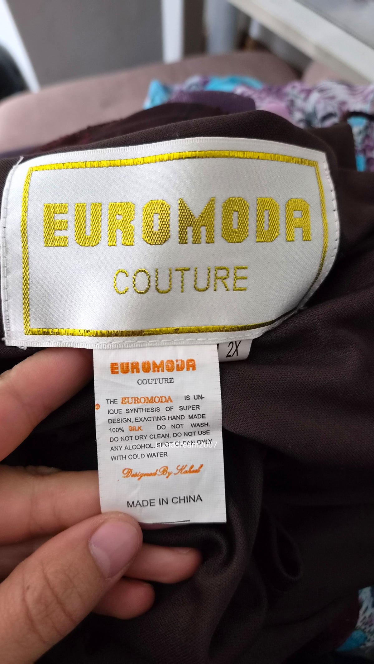 Robe en soie brodée tons marron