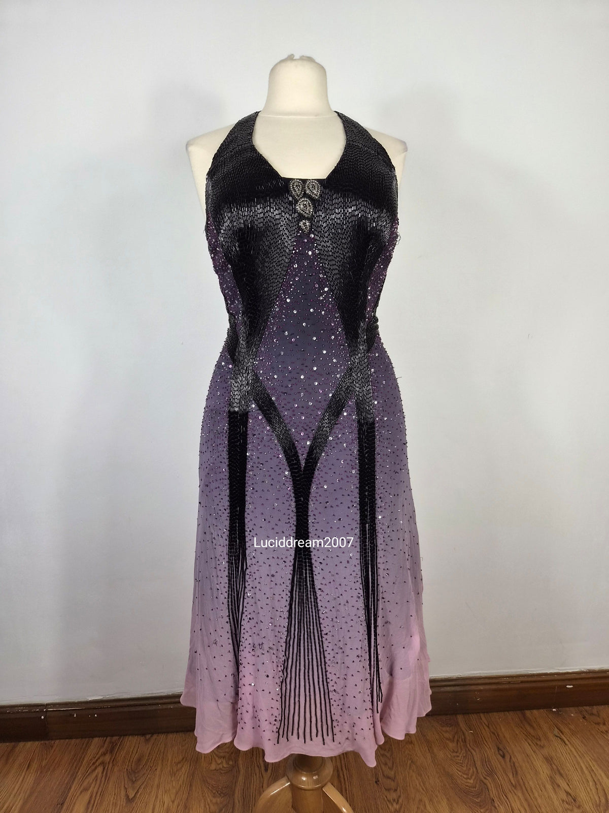 Robe dos nue en soie brodée