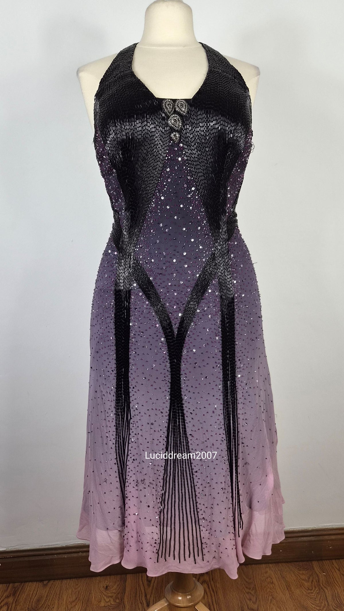 Robe dos nue en soie brodée