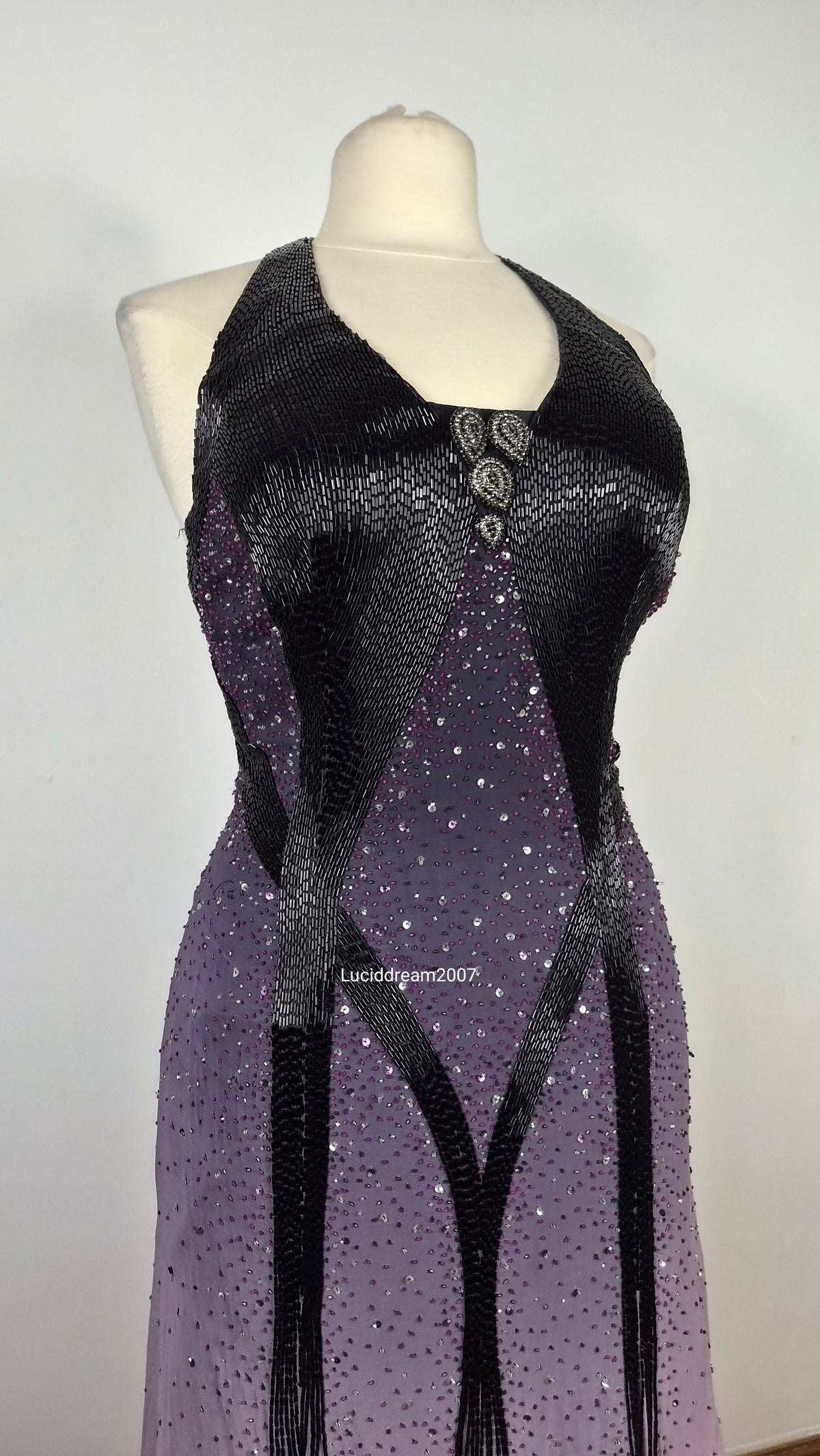 Robe dos nue en soie brodée