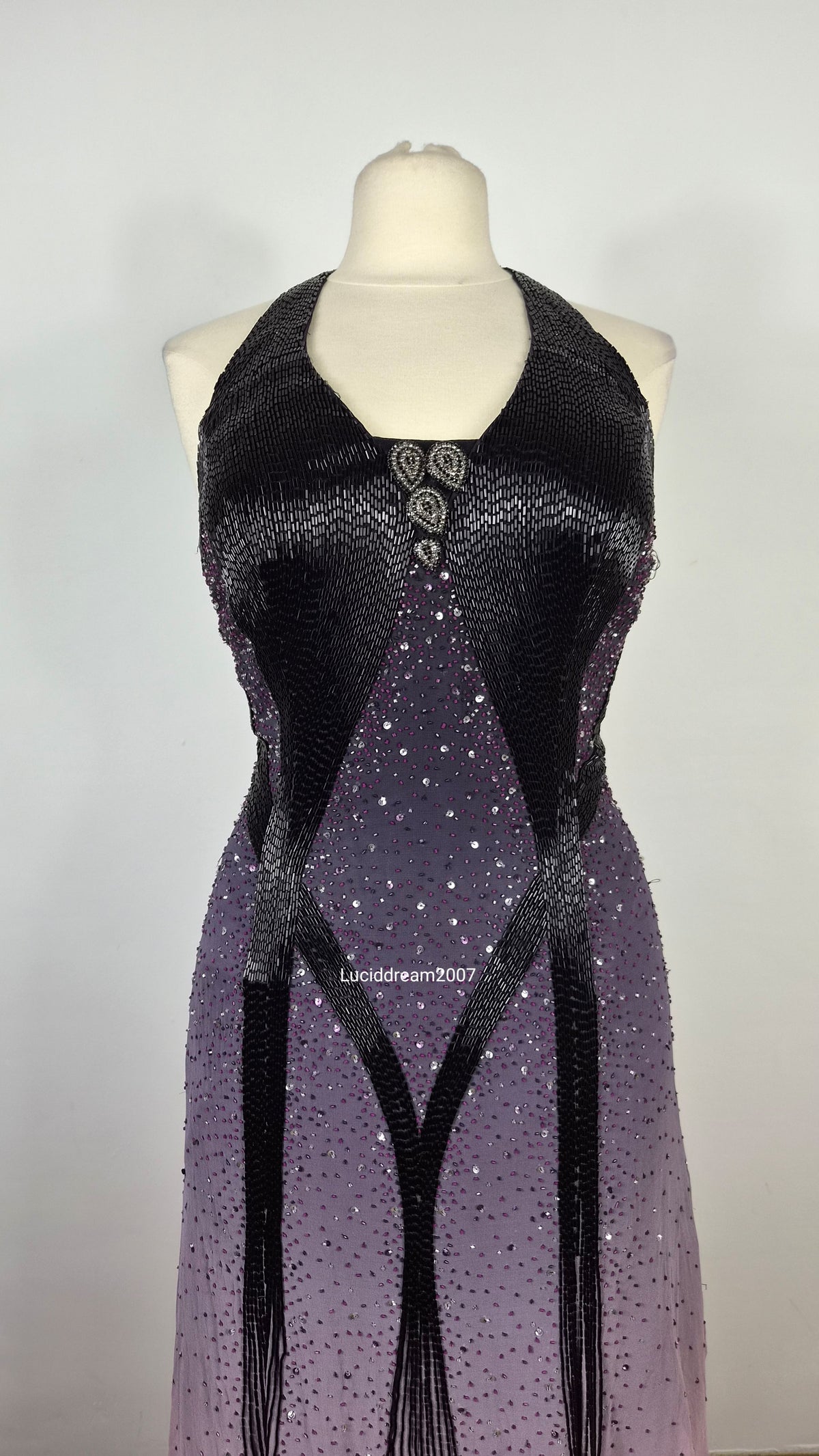 Robe dos nue en soie brodée