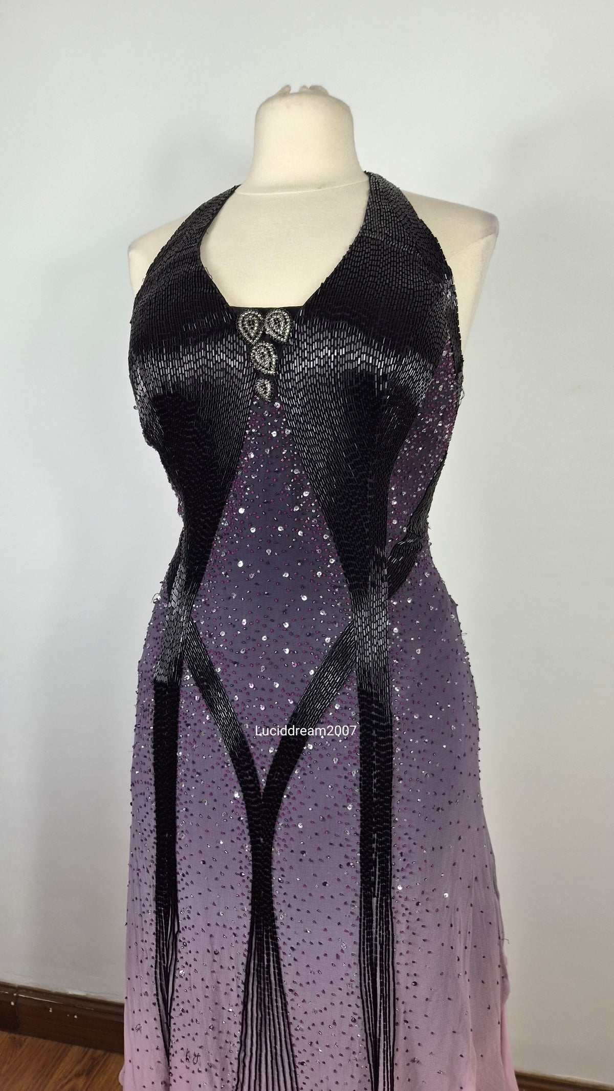 Robe dos nue en soie brodée
