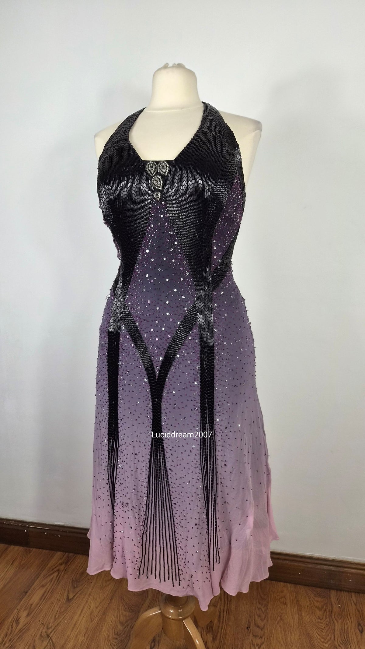 Robe dos nue en soie brodée