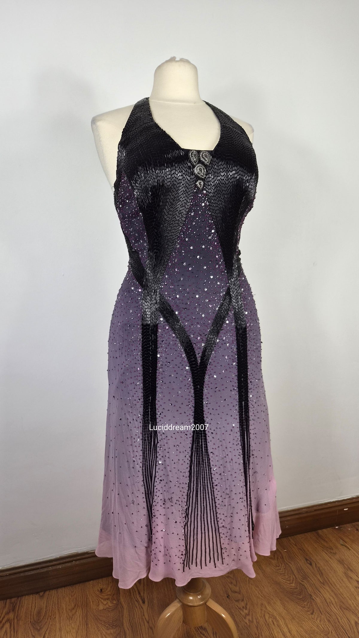 Robe dos nue en soie brodée