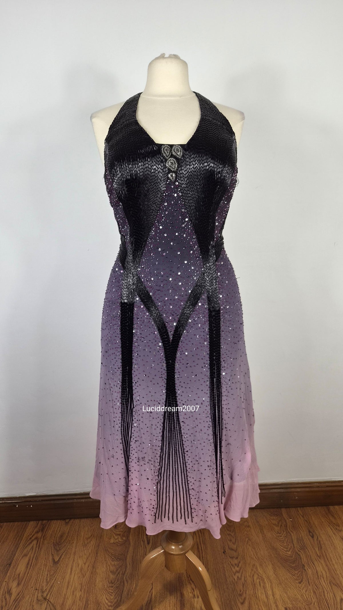 Robe dos nue en soie brodée