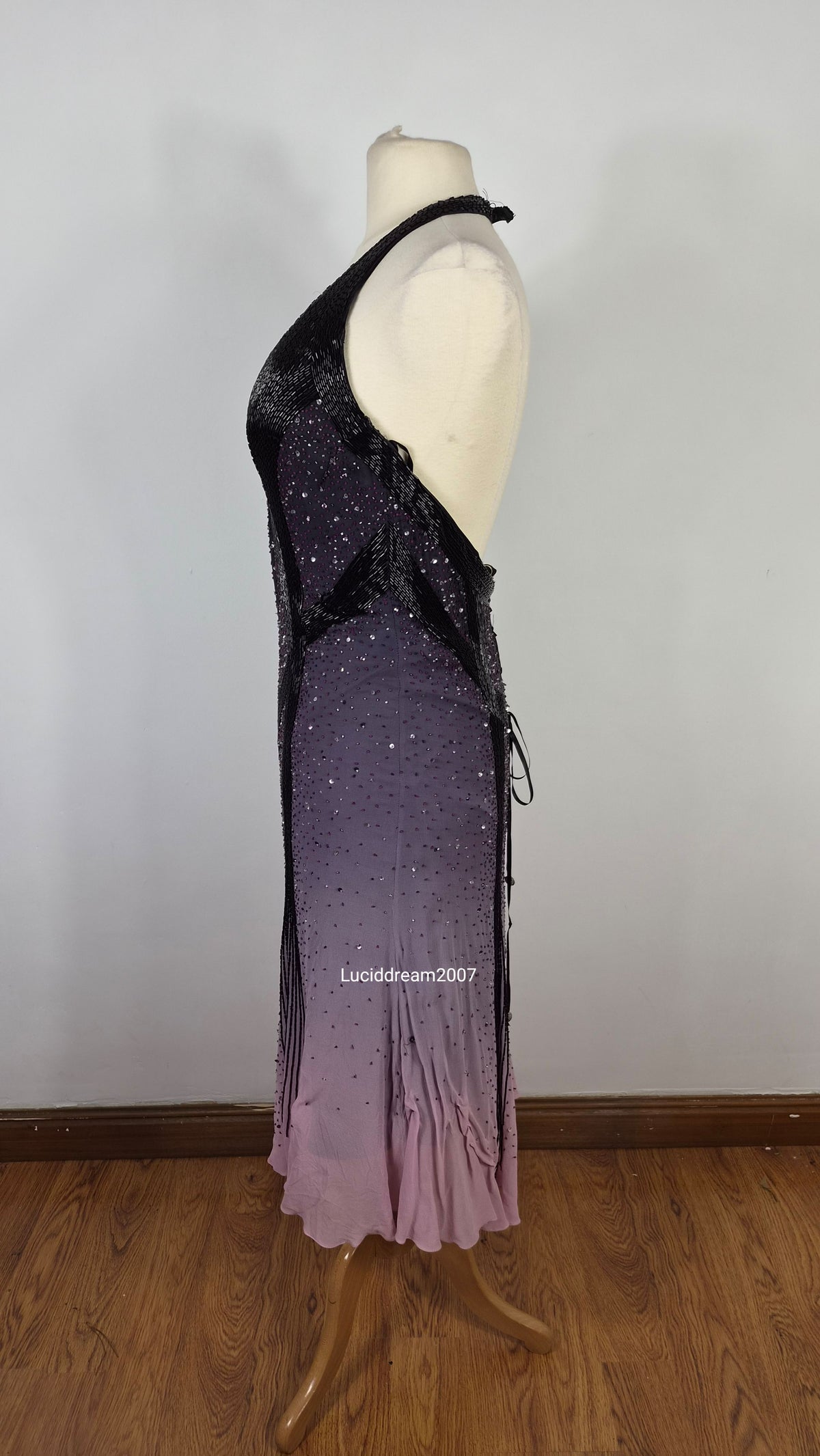Robe dos nue en soie brodée
