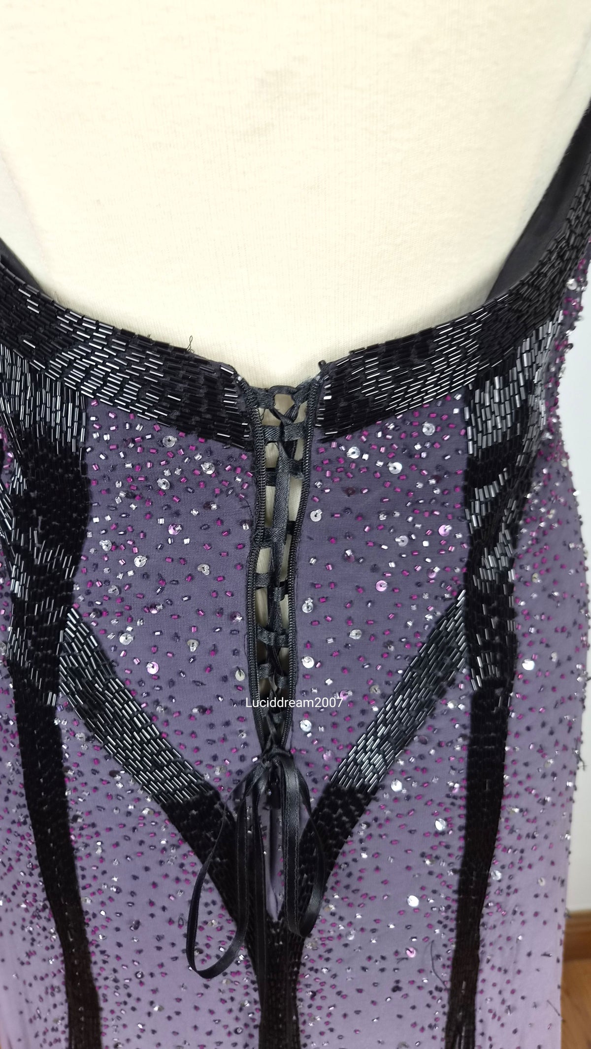 Robe dos nue en soie brodée