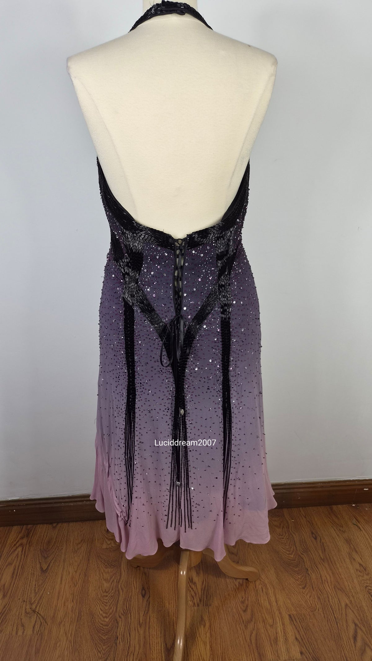 Robe dos nue en soie brodée