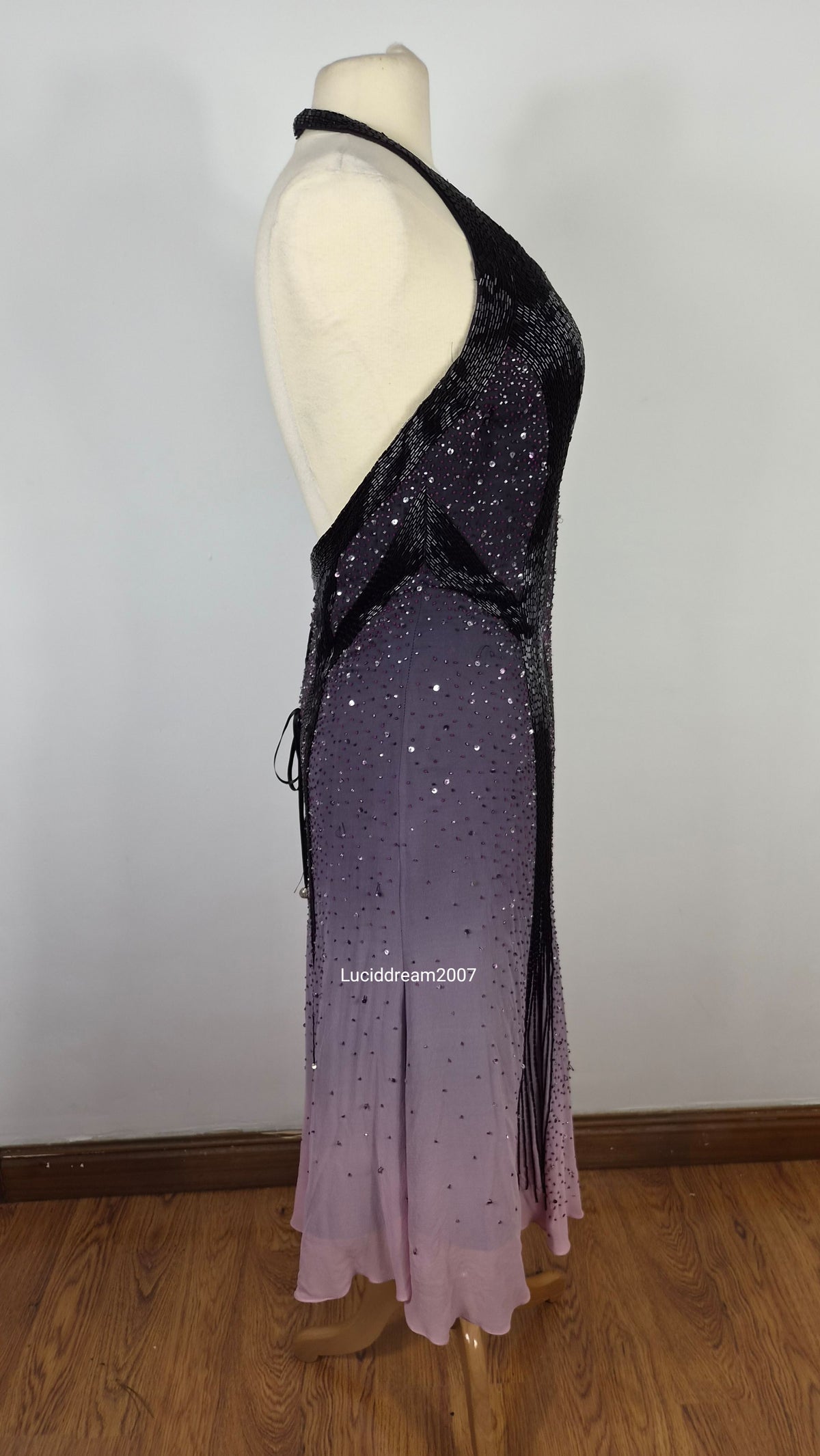 Robe dos nue en soie brodée