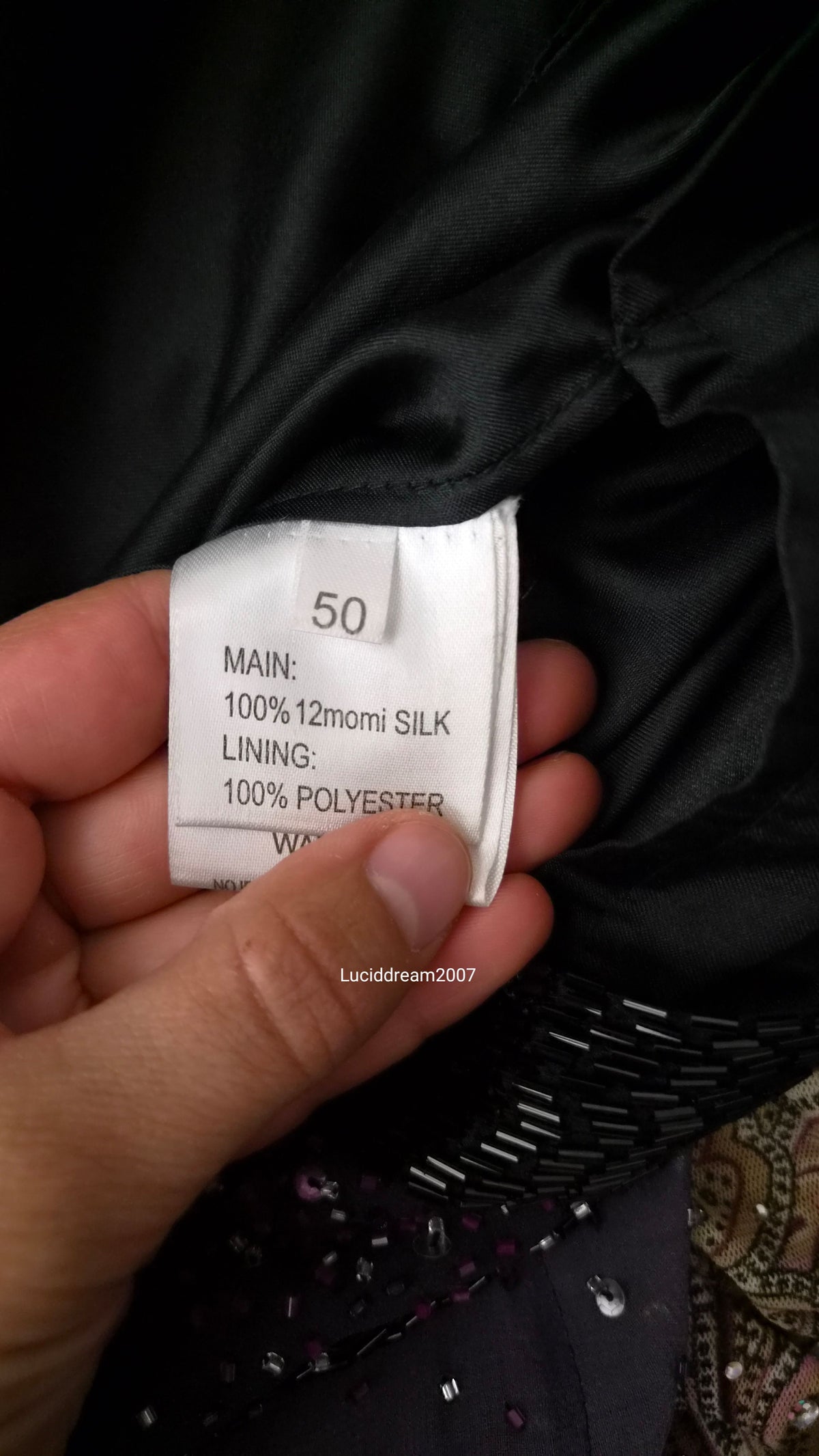 Robe dos nue en soie brodée