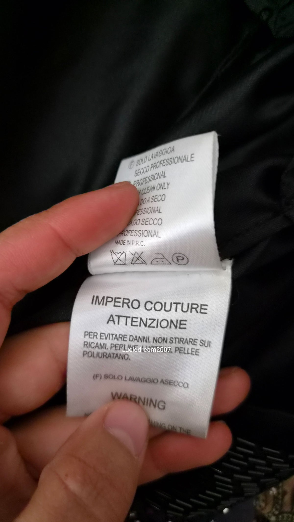 Robe dos nue en soie brodée