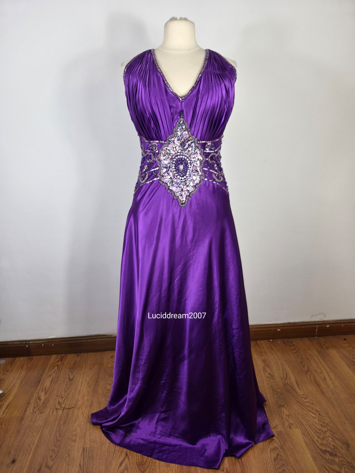 Maxi robe violette satinée avec broderies