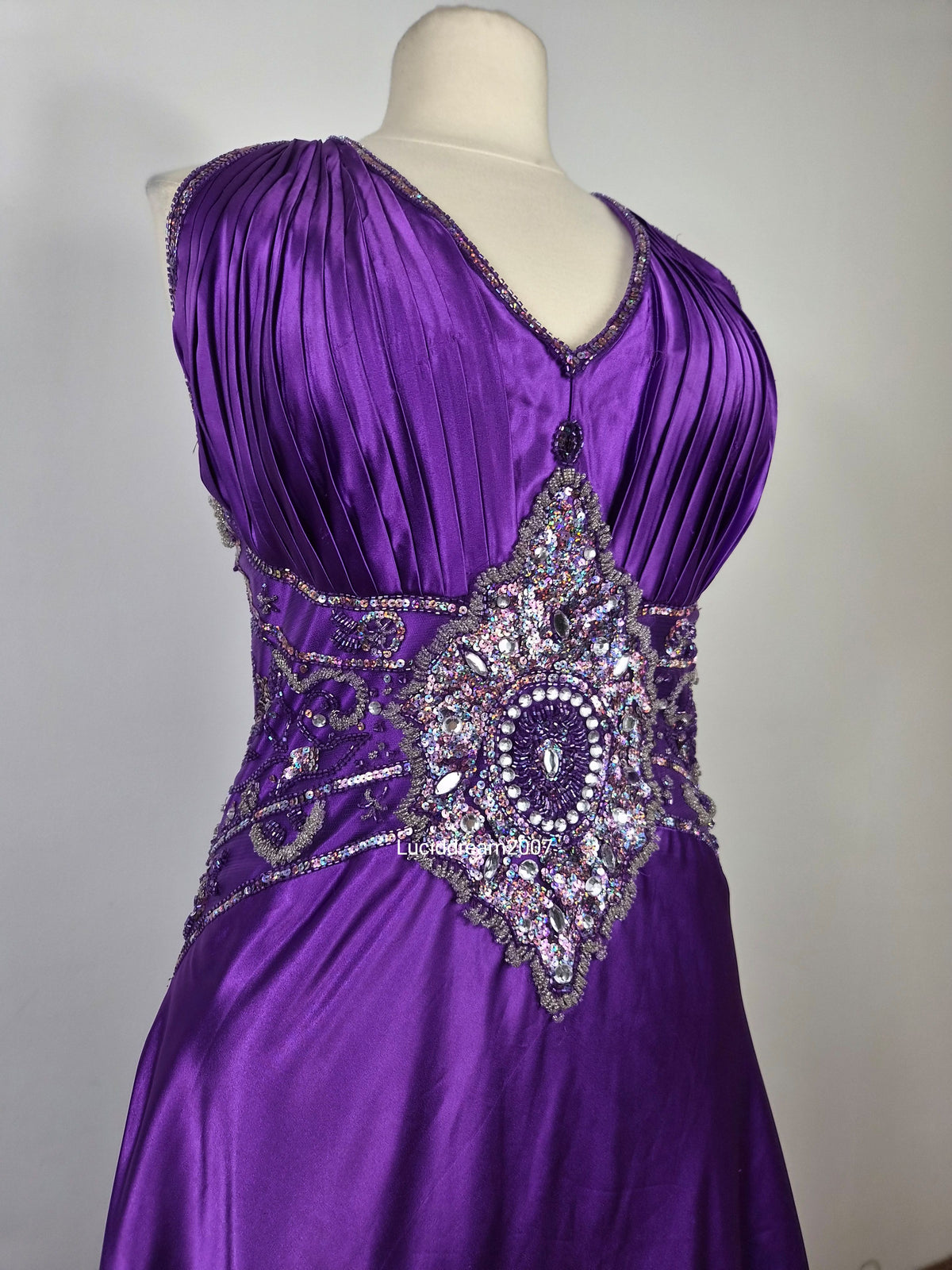 Maxi robe violette satinée avec broderies