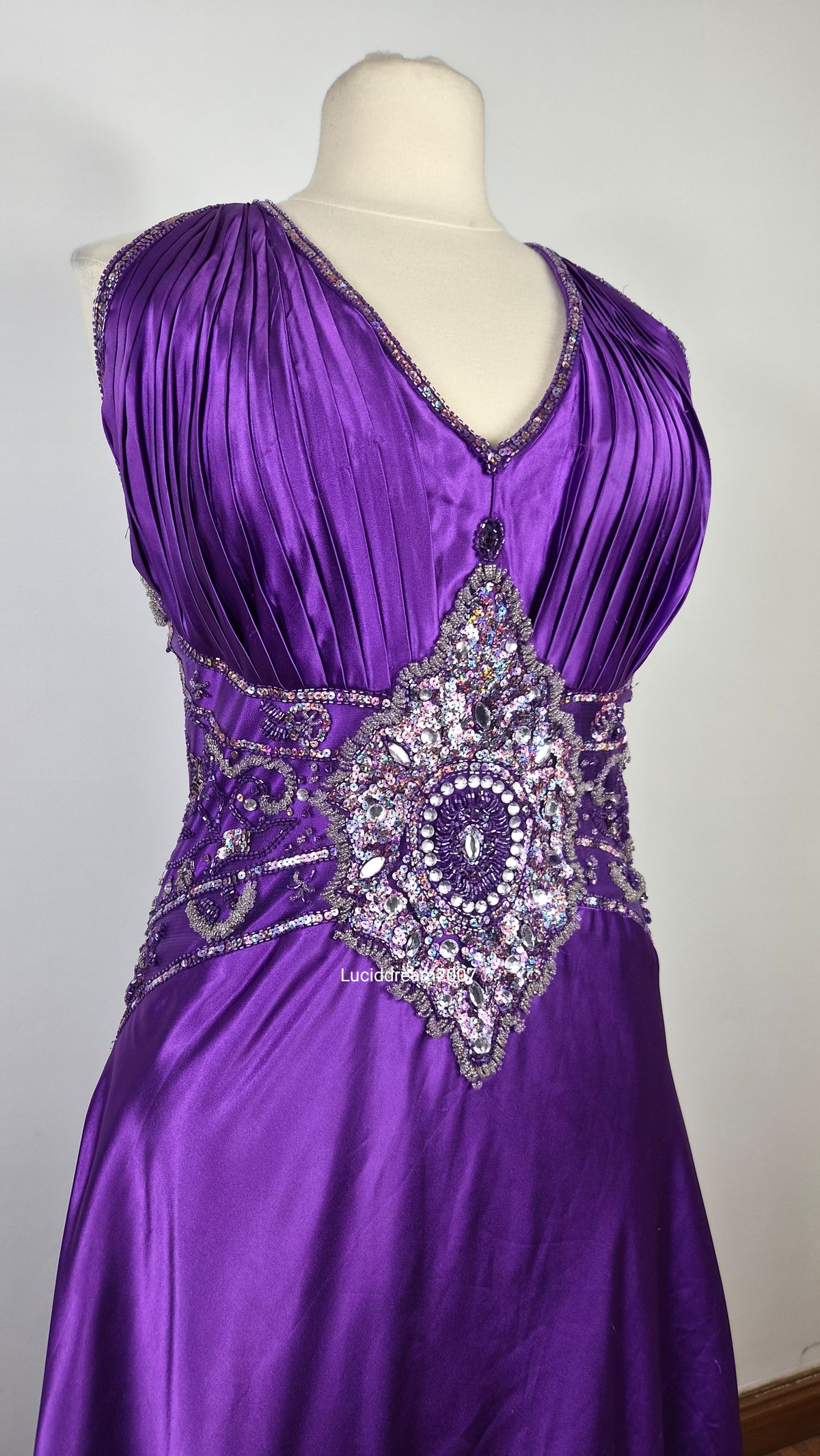 Maxi robe violette satinée avec broderies