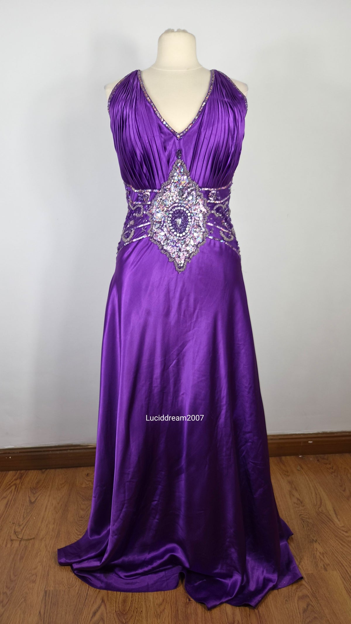 Maxi robe violette satinée avec broderies