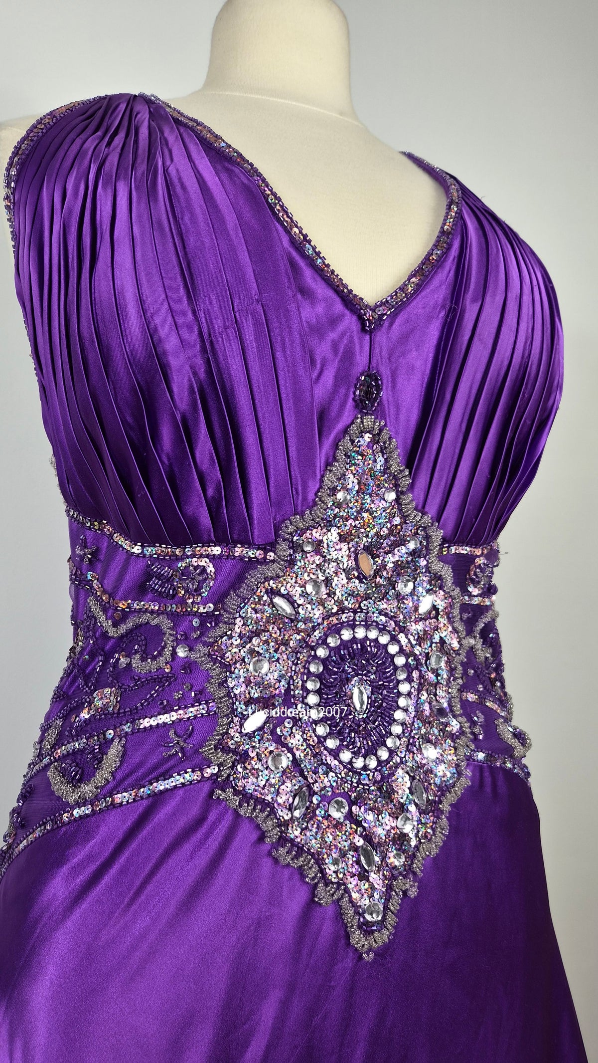 Maxi robe violette satinée avec broderies