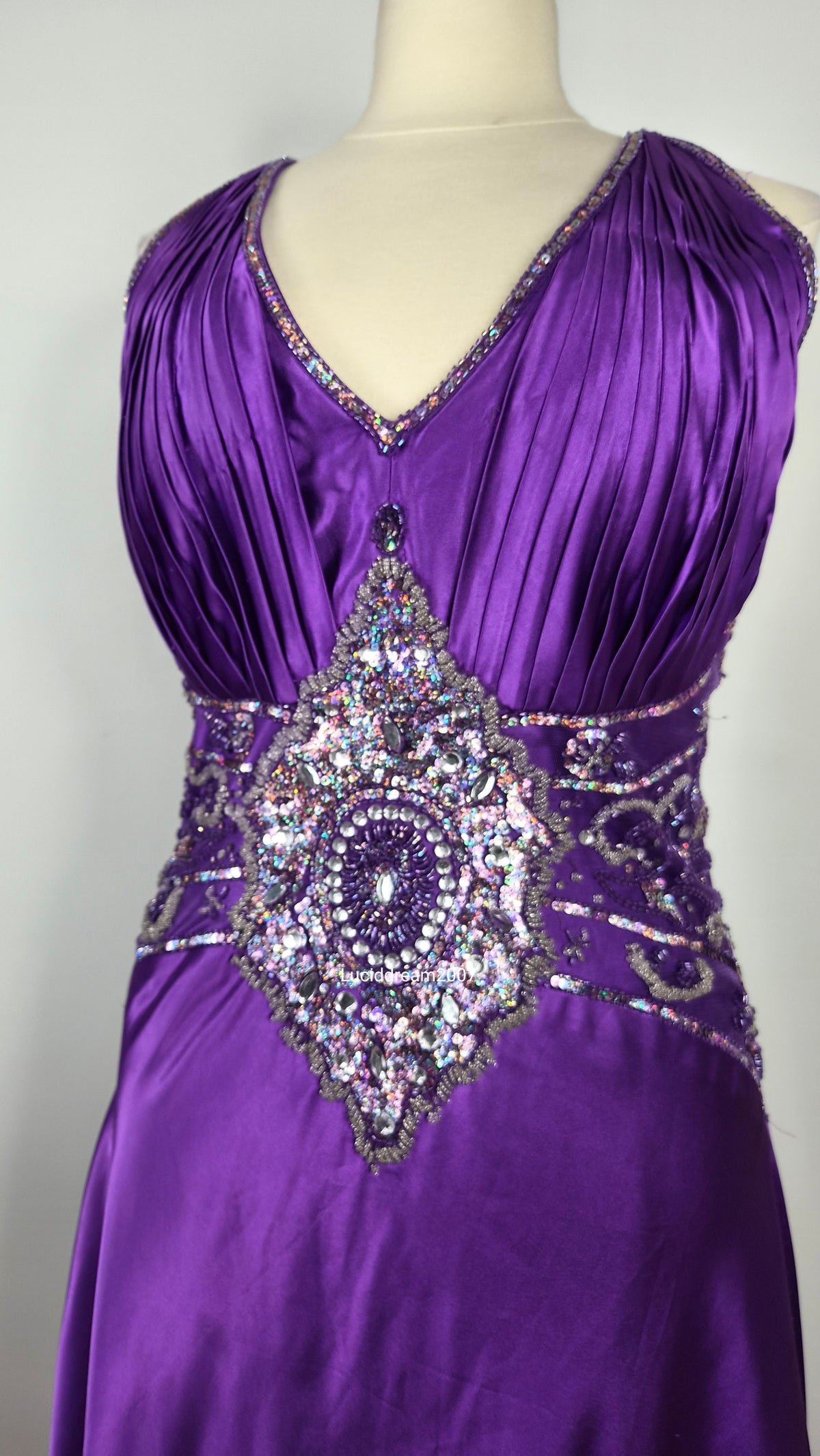 Maxi robe violette satinée avec broderies