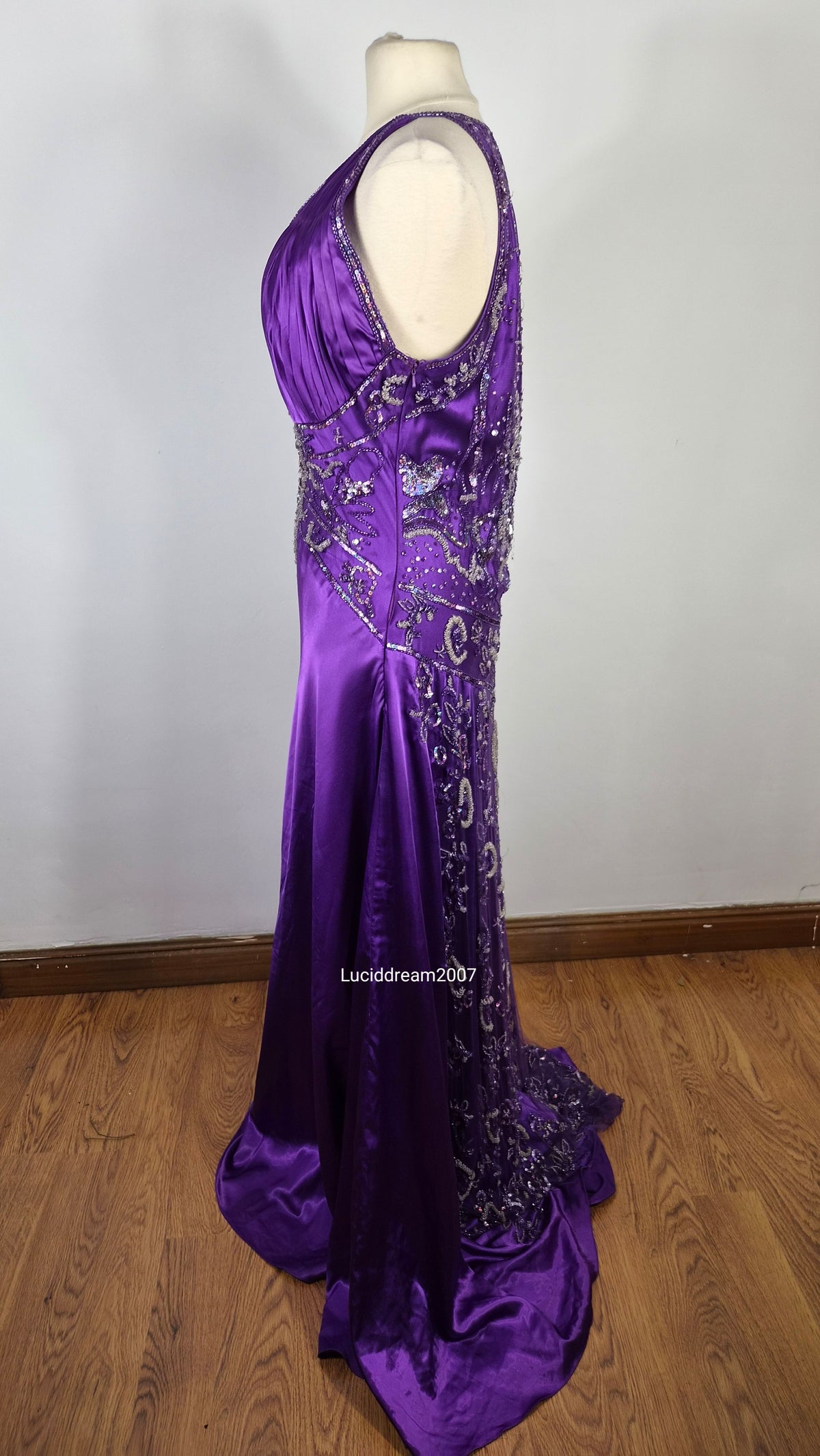 Maxi robe violette satinée avec broderies