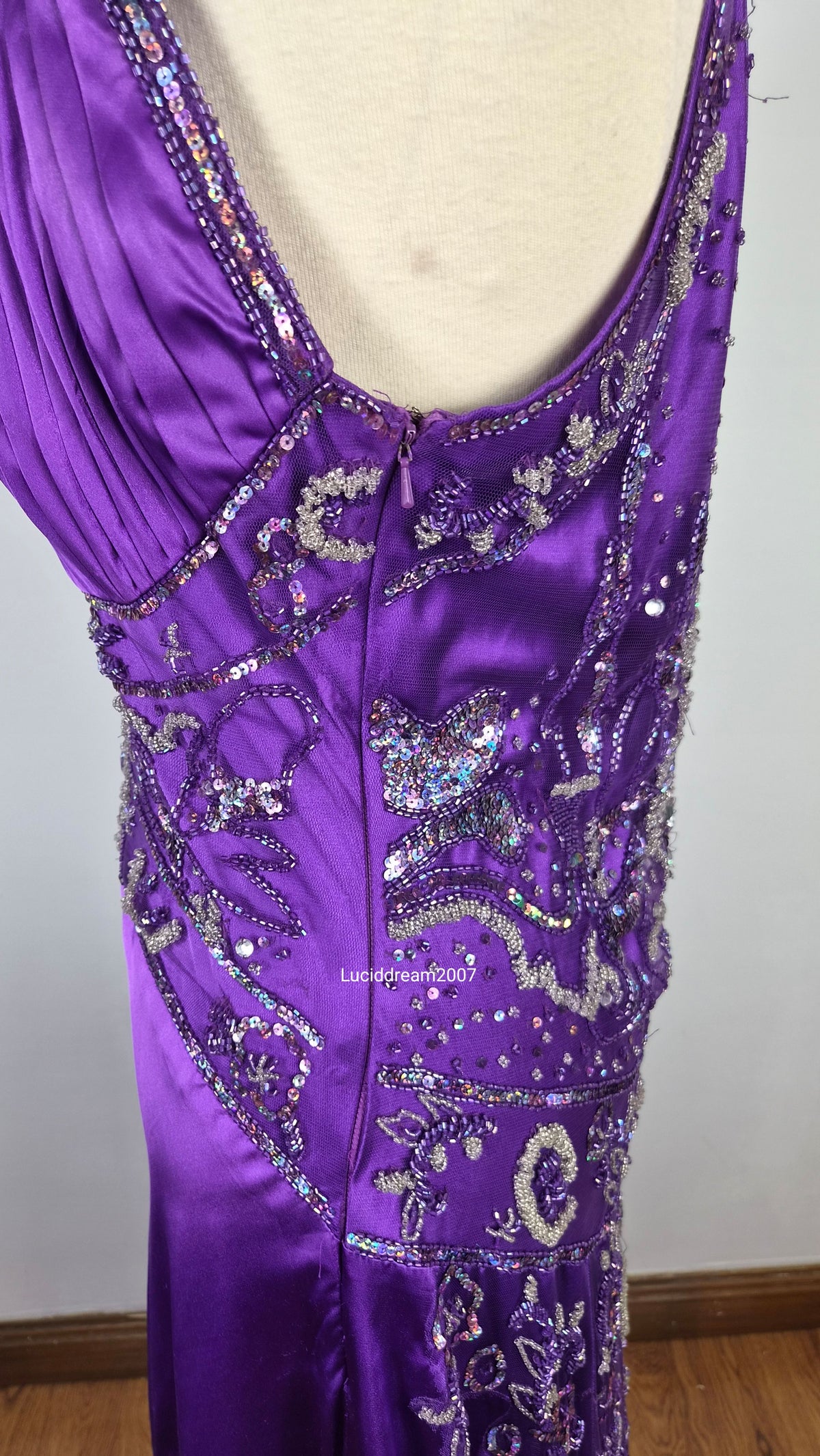 Maxi robe violette satinée avec broderies