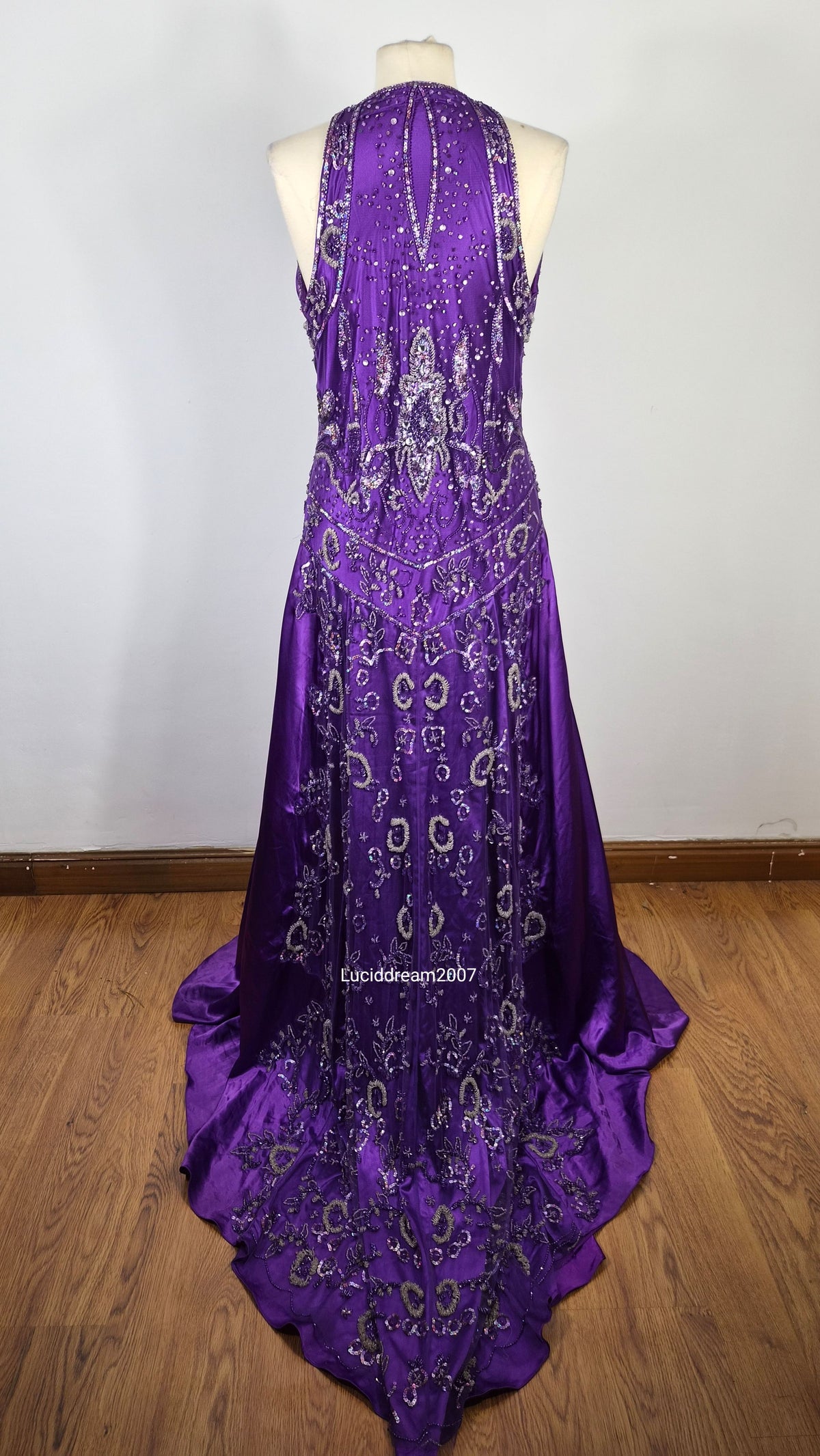 Maxi robe violette satinée avec broderies