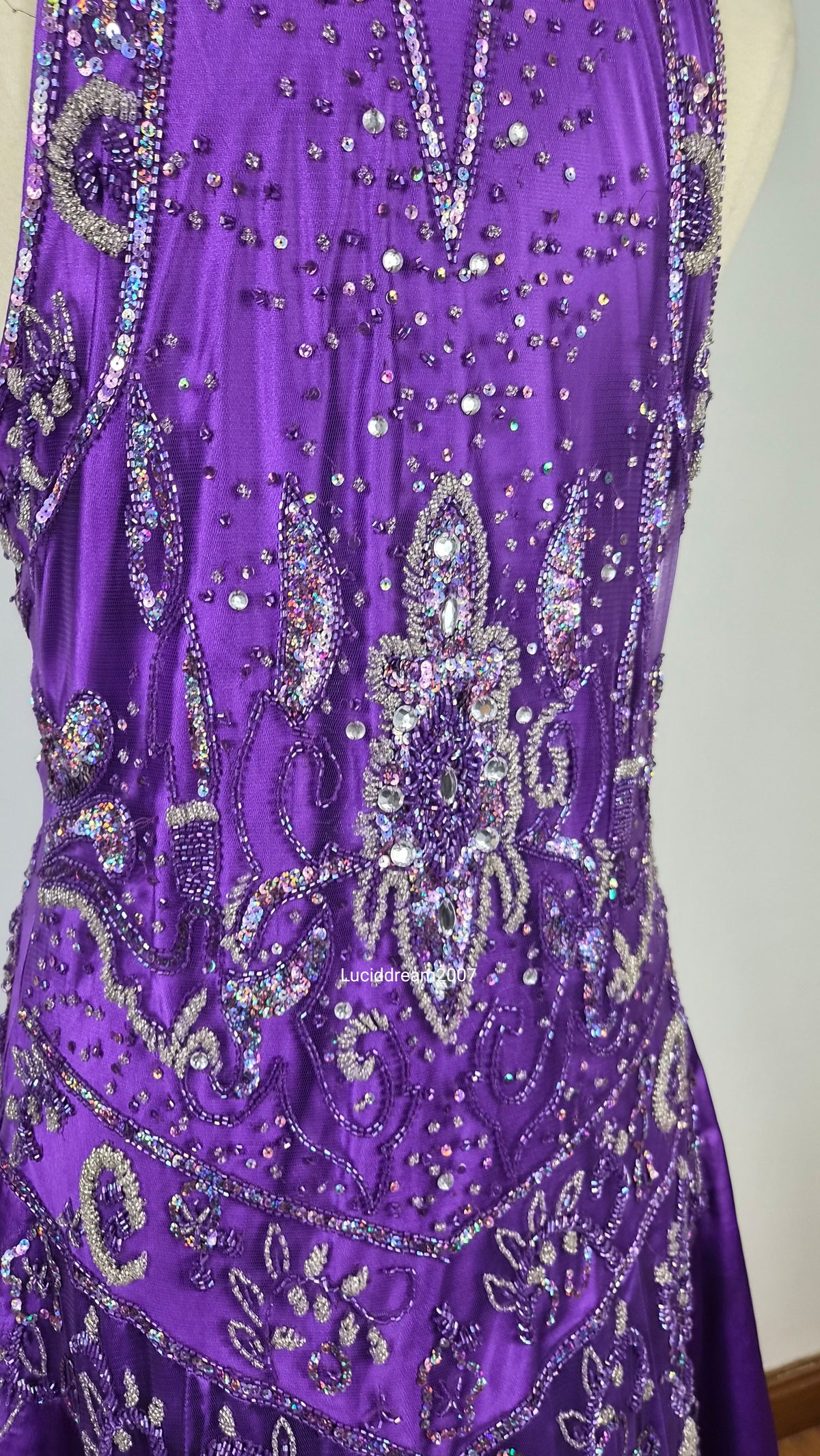 Maxi robe violette satinée avec broderies