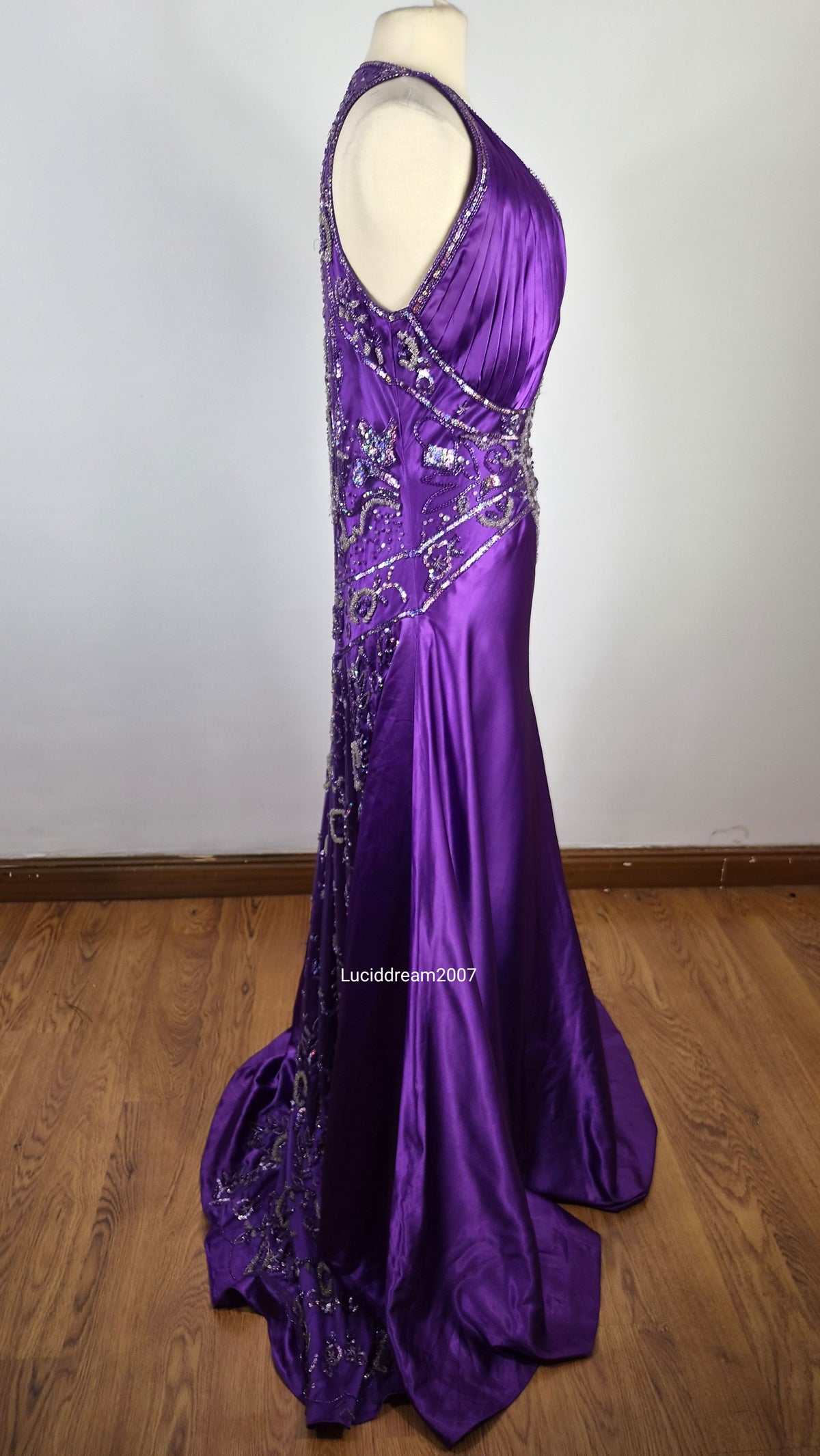 Maxi robe violette satinée avec broderies