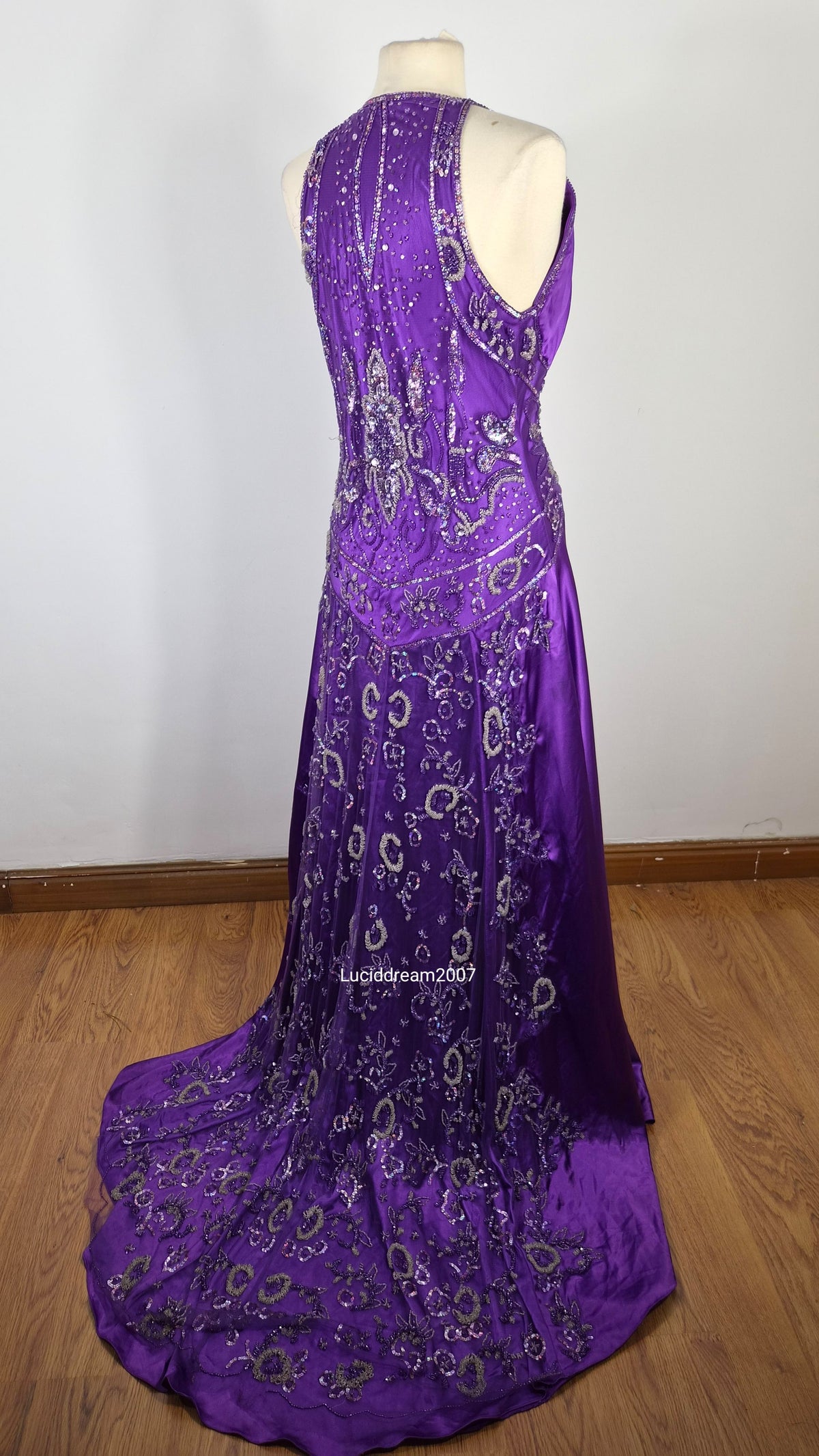 Maxi robe violette satinée avec broderies
