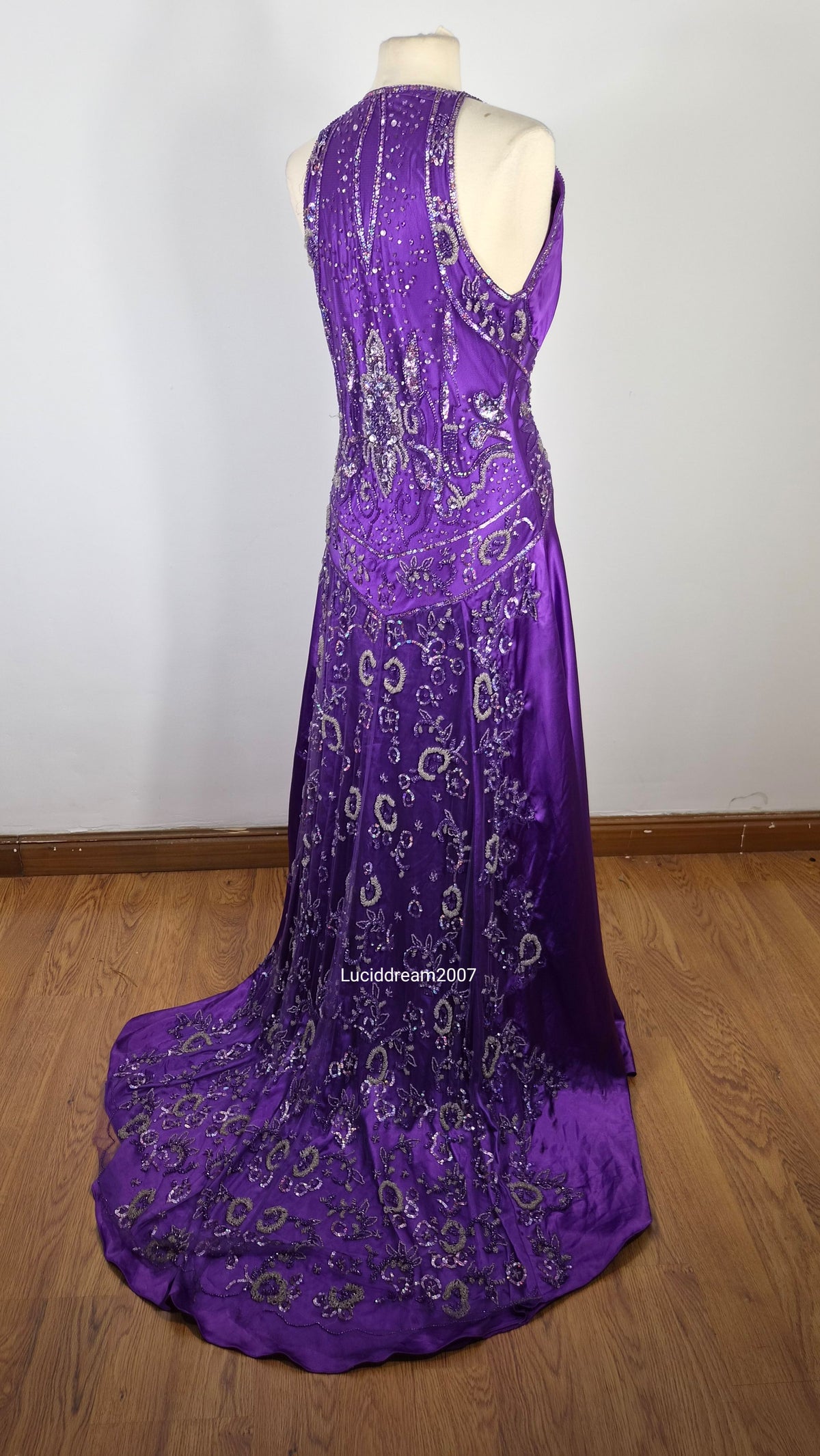 Maxi robe violette satinée avec broderies
