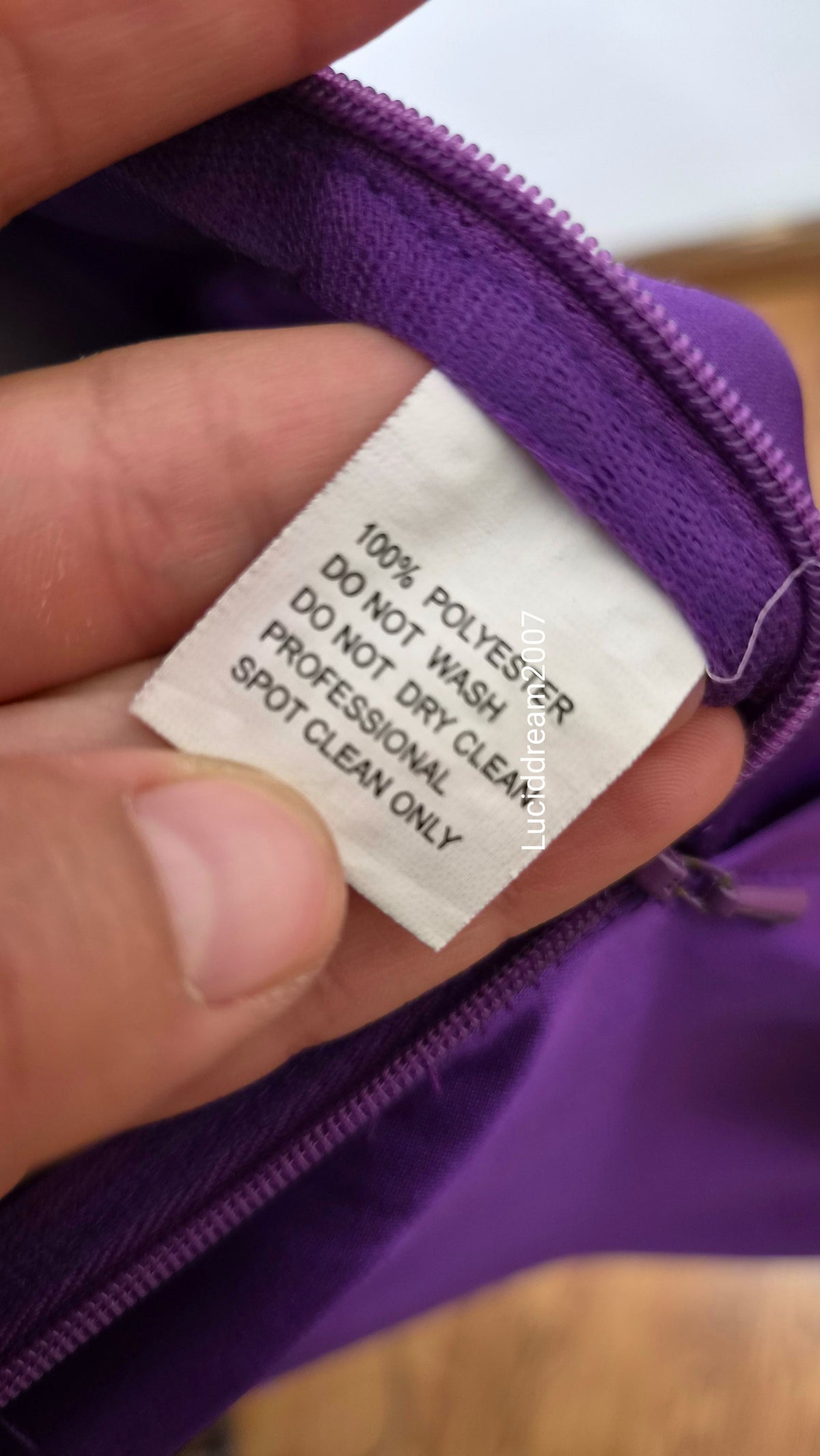 Maxi robe violette satinée avec broderies