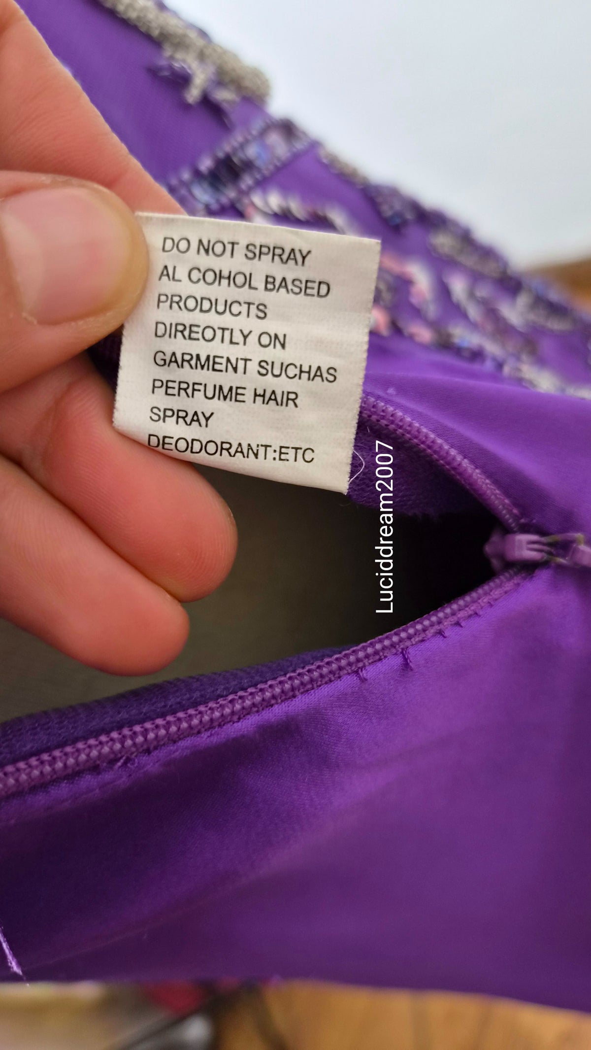 Maxi robe violette satinée avec broderies