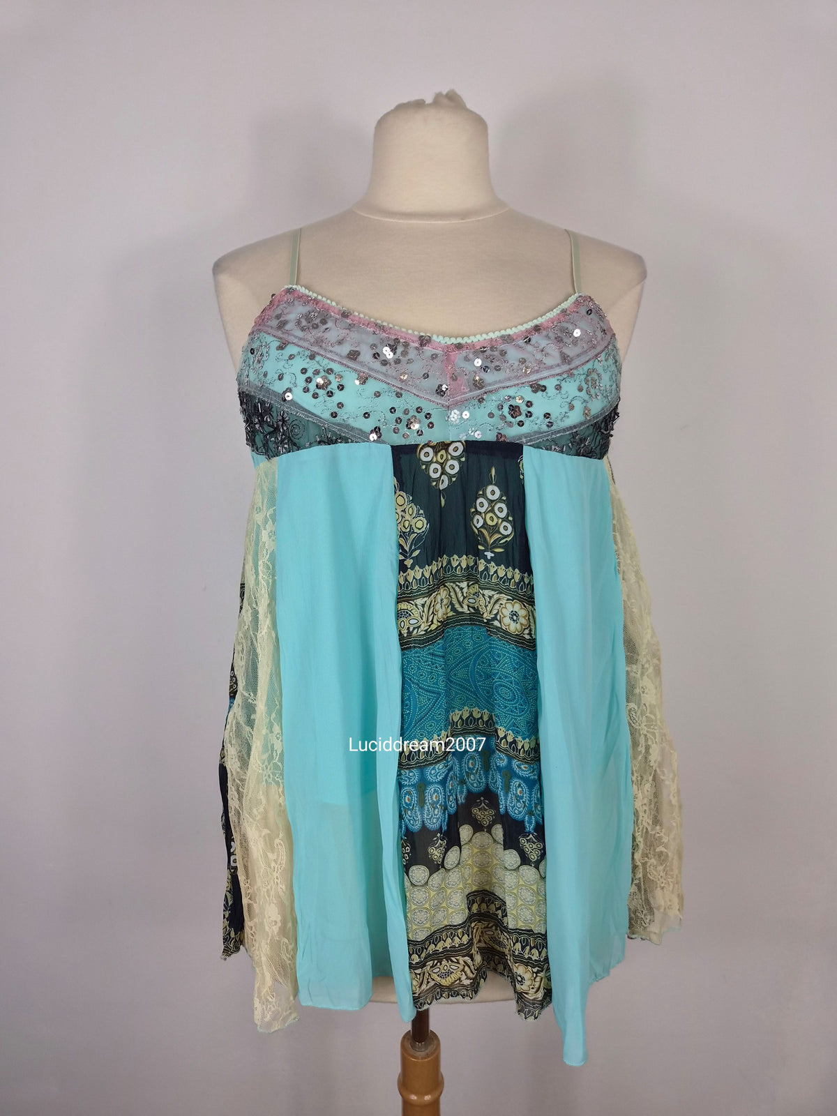 Haut asymétrique voile bleu et sequins