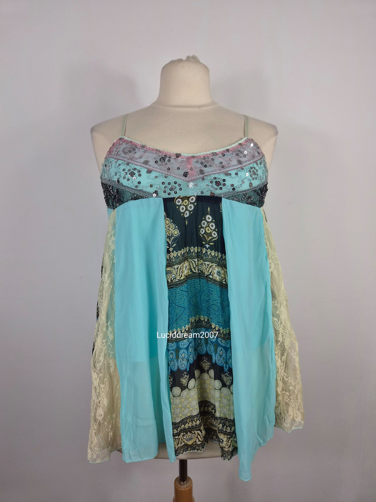 Haut asymétrique voile bleu et sequins