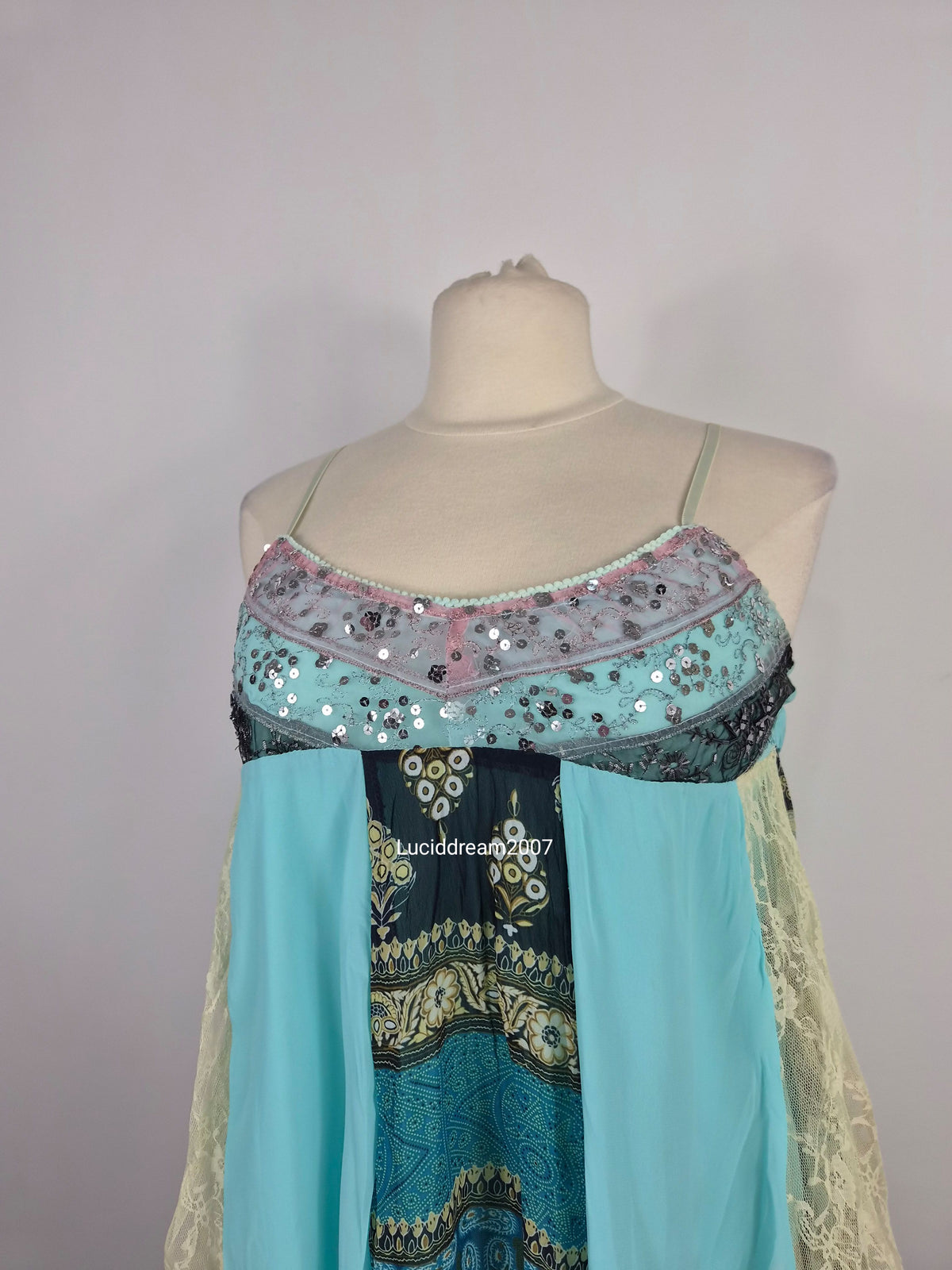 Haut asymétrique voile bleu et sequins