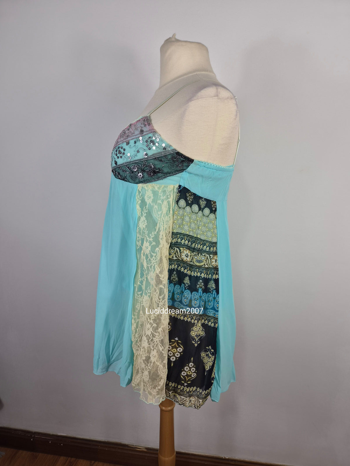 Haut asymétrique voile bleu et sequins