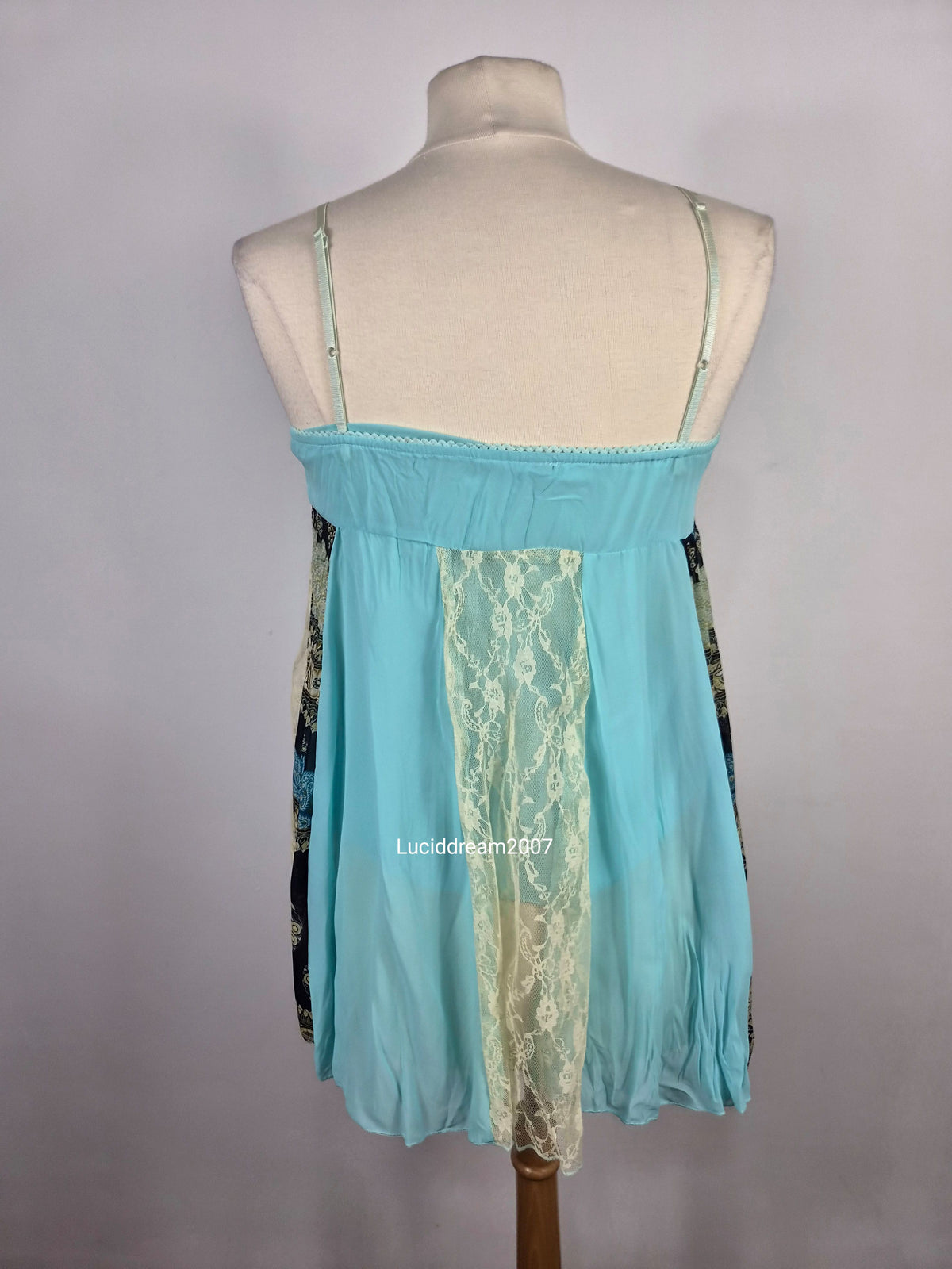 Haut asymétrique voile bleu et sequins
