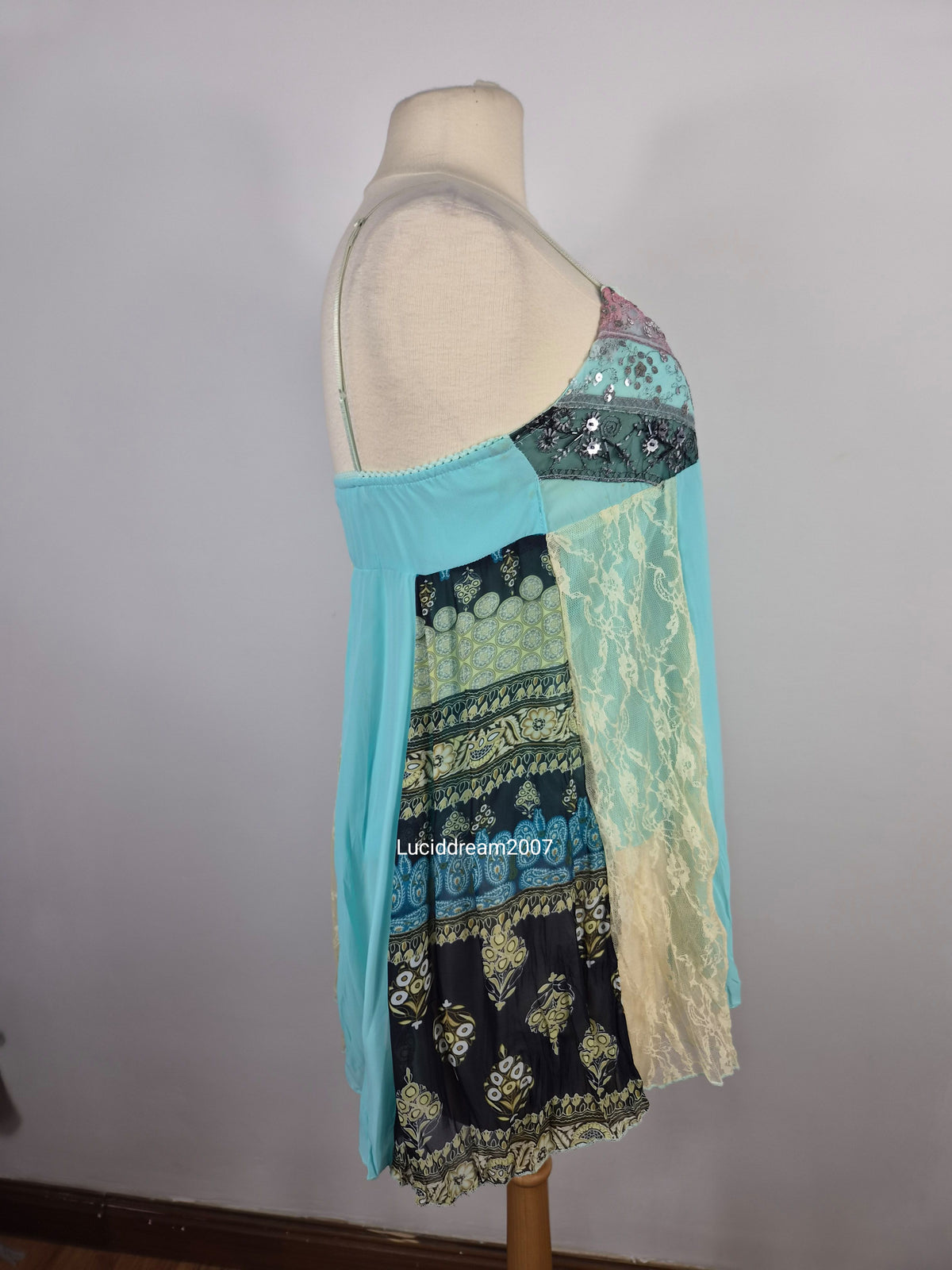 Haut asymétrique voile bleu et sequins